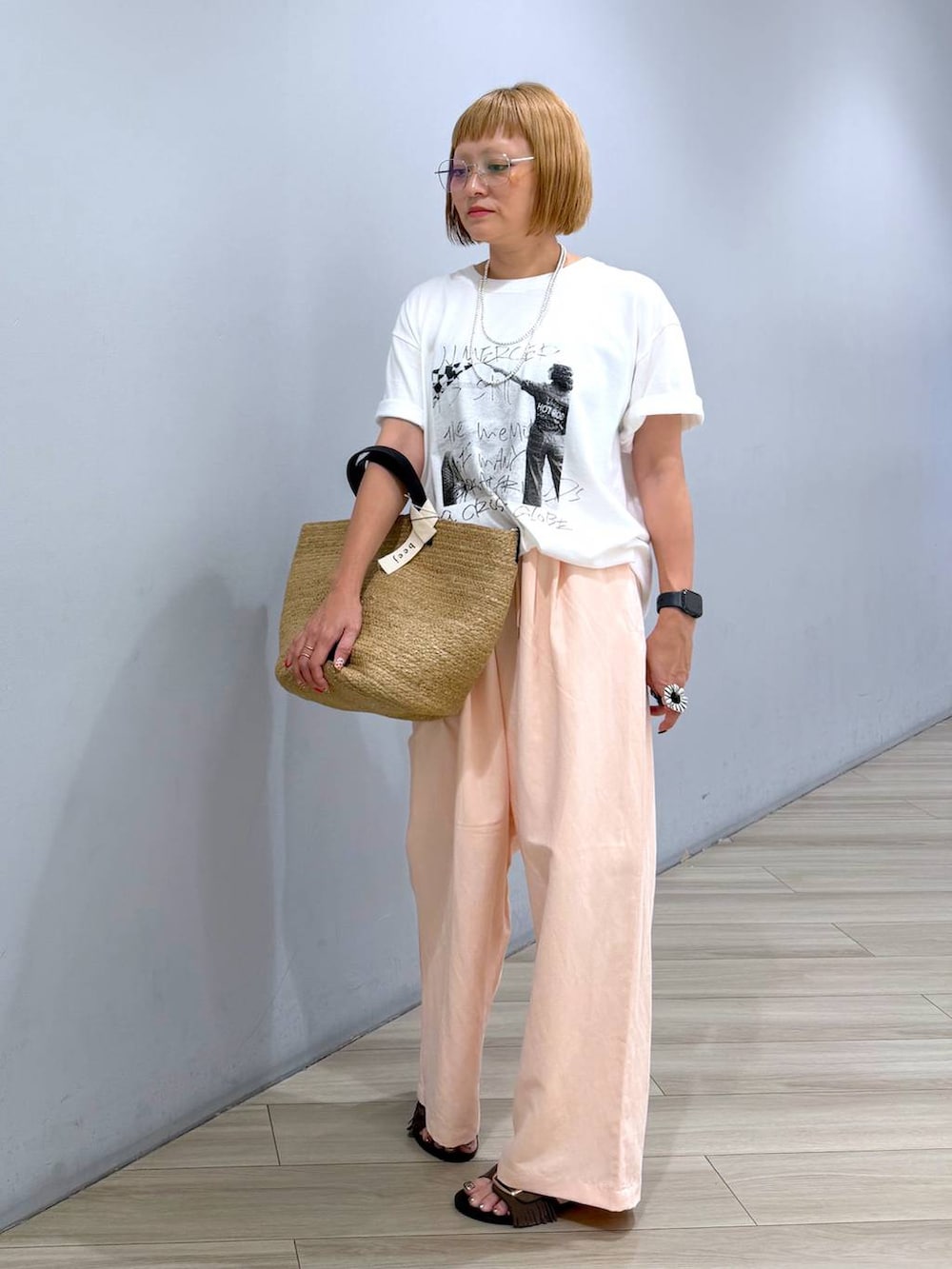 ホワイト系のTシャツ/カットソー、ピンク系のその他パンツ、ベージュ系のかごバッグを着用したレディースの秋コーディネートの6枚目の写真