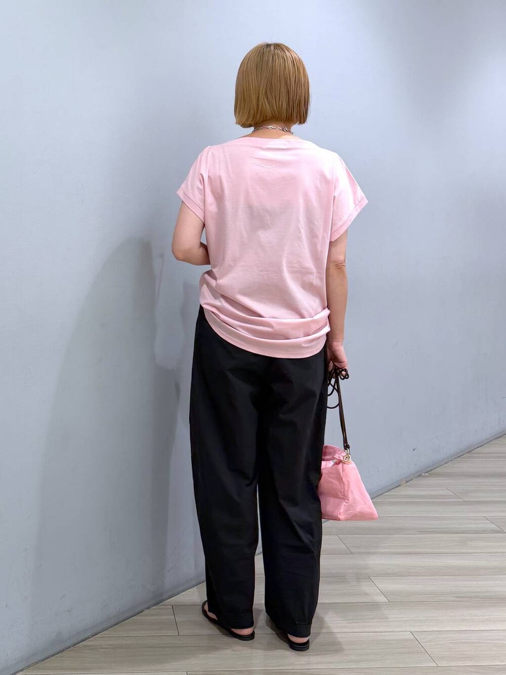 ピンク系のTシャツ/カットソー、ピンク系のハンドバッグ、ブラック系のその他パンツを着用したレディースの夏コーディネートの4枚目の写真