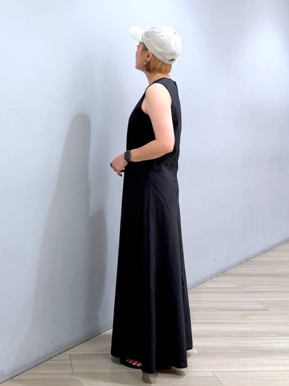 ホワイト系のシャツ/ブラウス、ブラック系のスリッポン、ブラック系のワンピースを着用したレディースの夏コーディネートの4枚目の写真