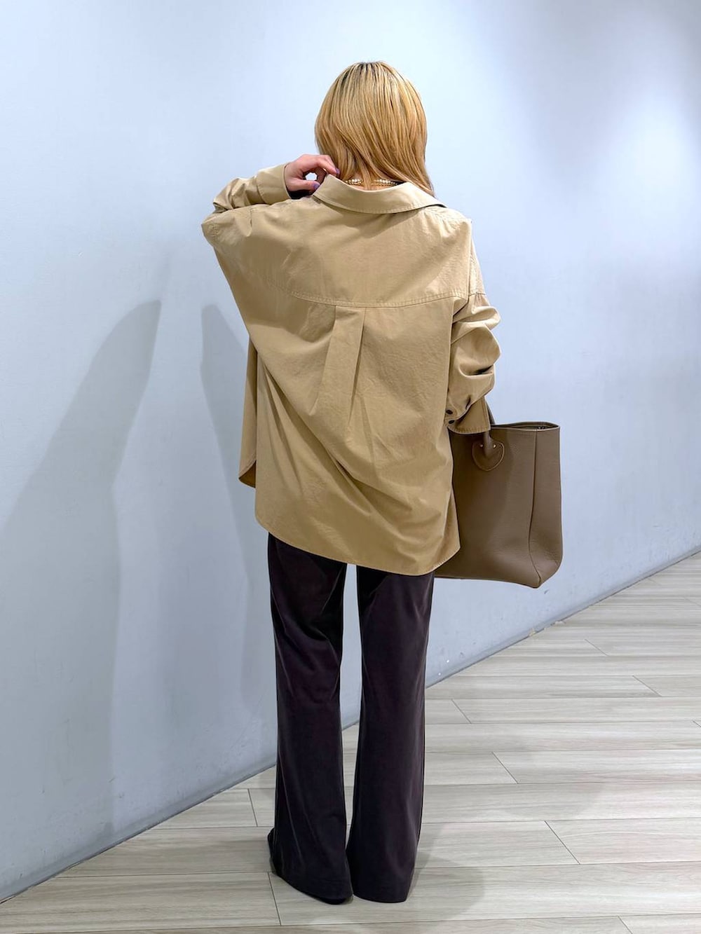 ベージュ系のシャツ/ブラウス、グレー系のその他パンツ、ブラウン系のショルダーバッグを着用したレディースの春コーディネートの3枚目の写真