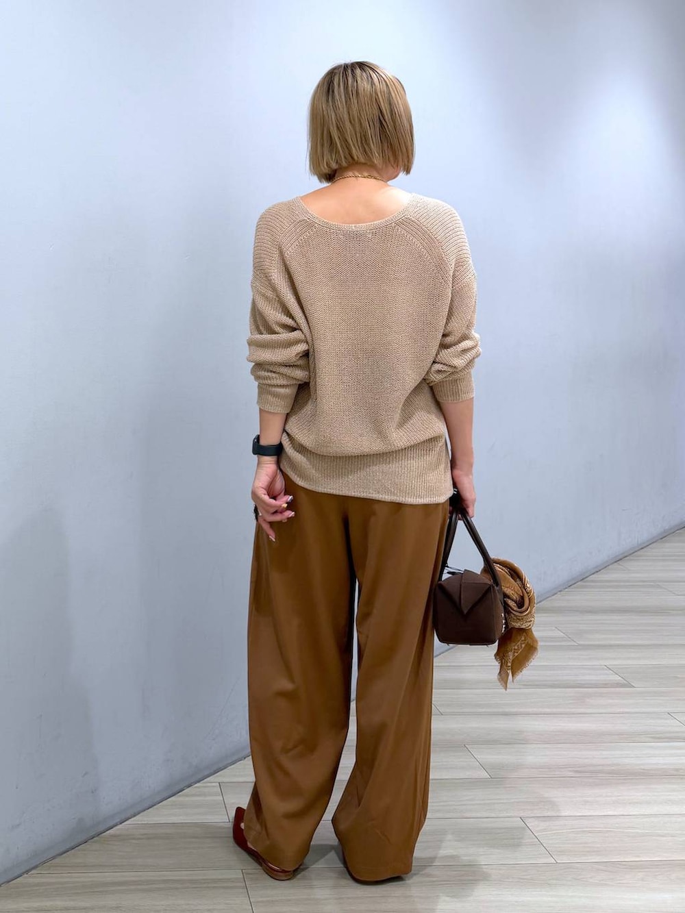 ブラウン系のその他パンツ、ベージュ系のニット/セーター、ブラウン系のパンプスを着用したレディースの秋コーディネートの4枚目の写真
