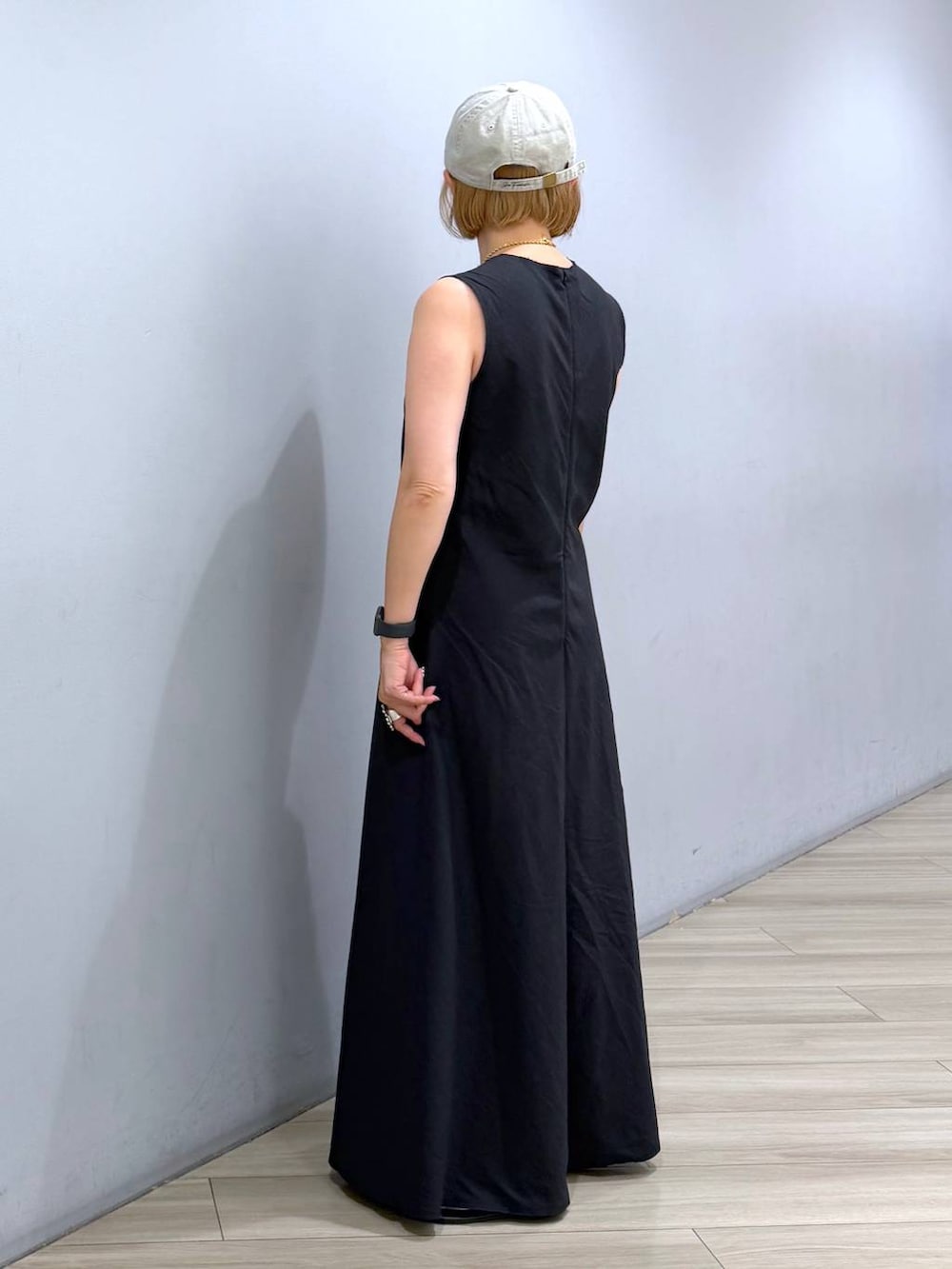 ホワイト系のシャツ/ブラウス、ブラック系のスリッポン、ブラック系のワンピースを着用したレディースの夏コーディネートの3枚目の写真
