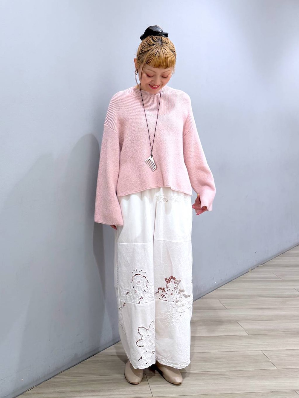 ピンク系のニット/セーターを着用したレディースの冬コーディネートの8枚目の写真