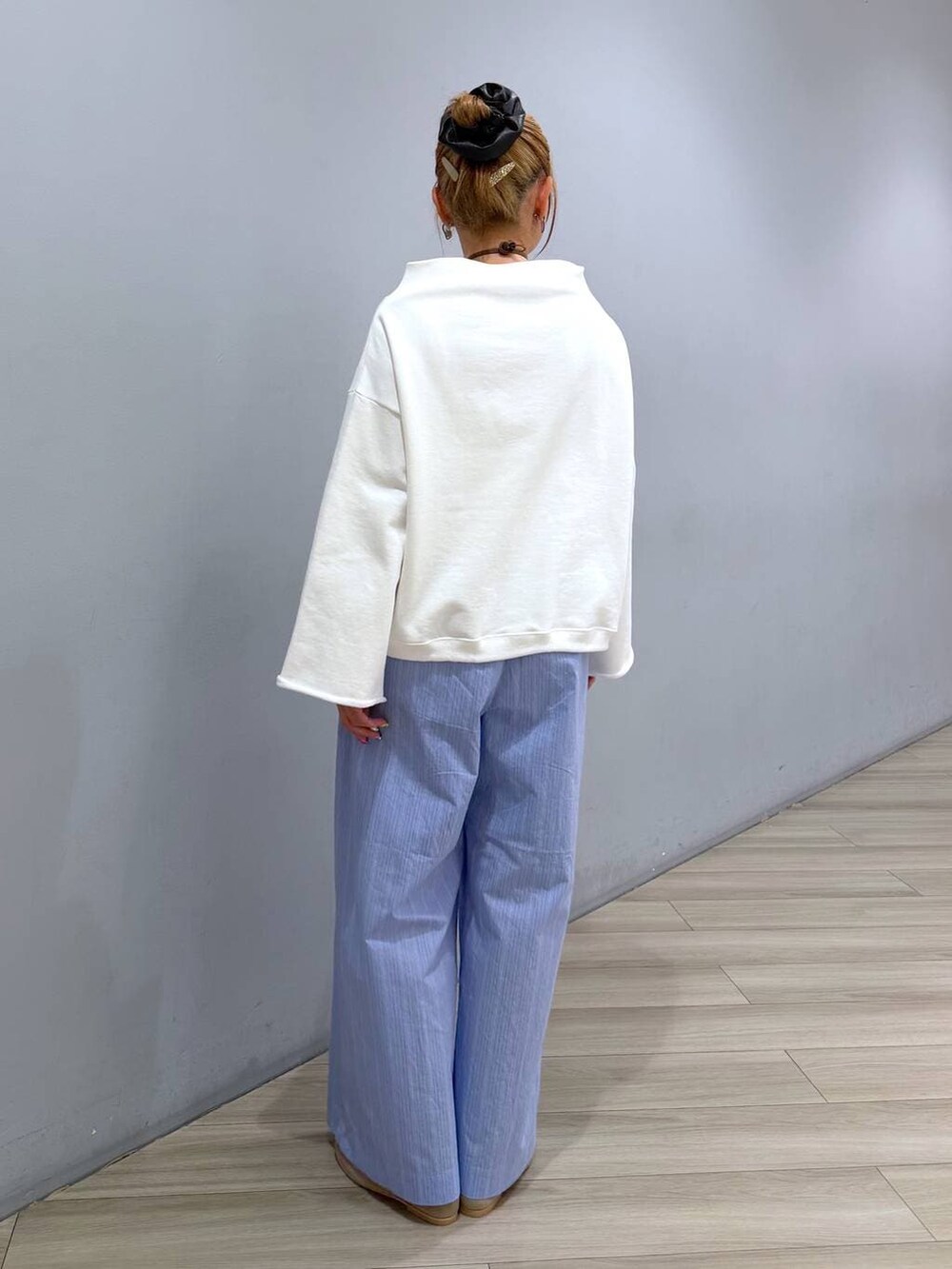 ホワイト系のスウェット、ブルー系のその他パンツ、ブラウン系のその他小物を着用したレディースの冬コーディネートの4枚目の写真