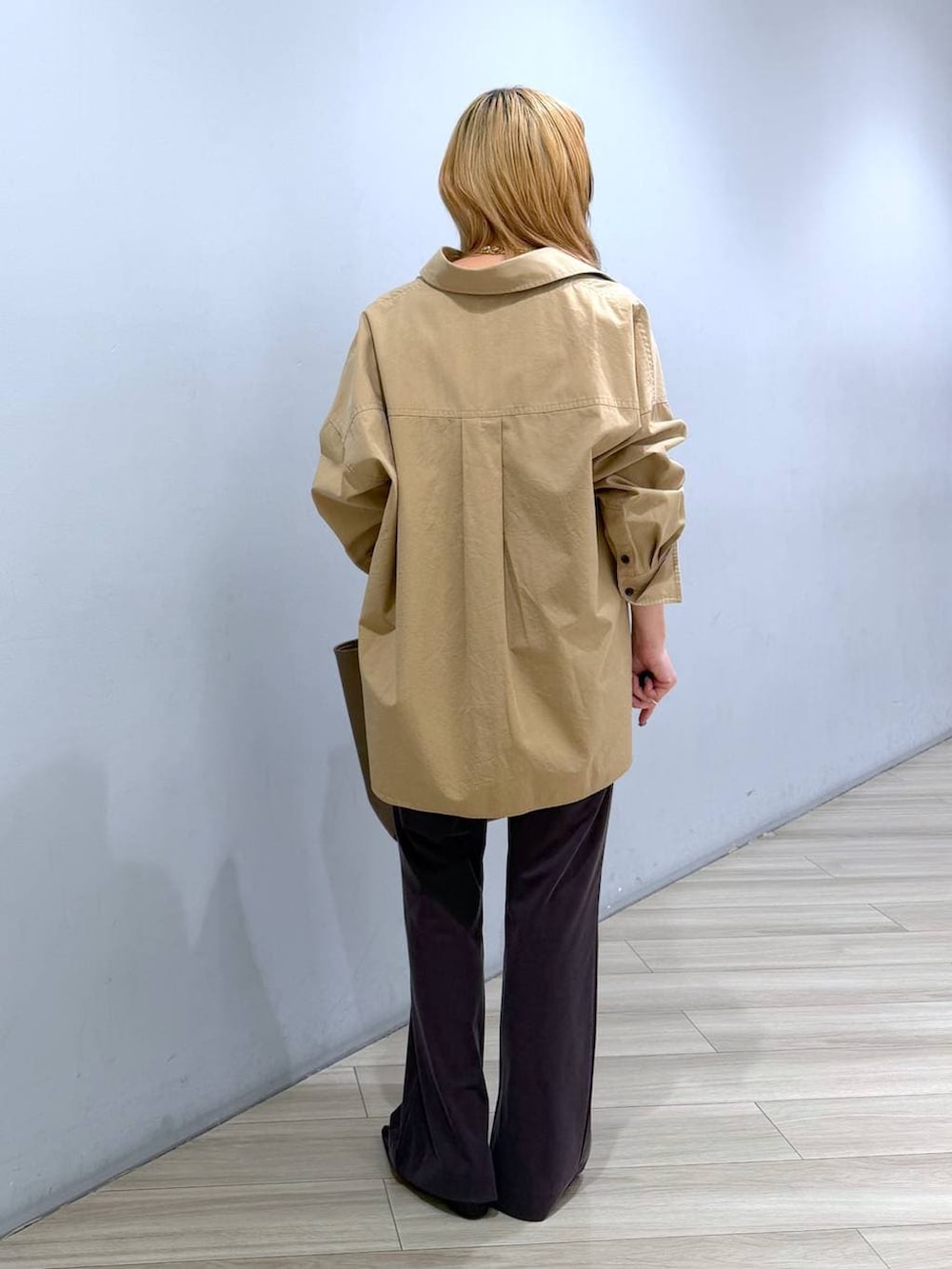 ベージュ系のシャツ/ブラウス、グレー系のその他パンツ、ブラウン系のショルダーバッグを着用したレディースの春コーディネートの4枚目の写真