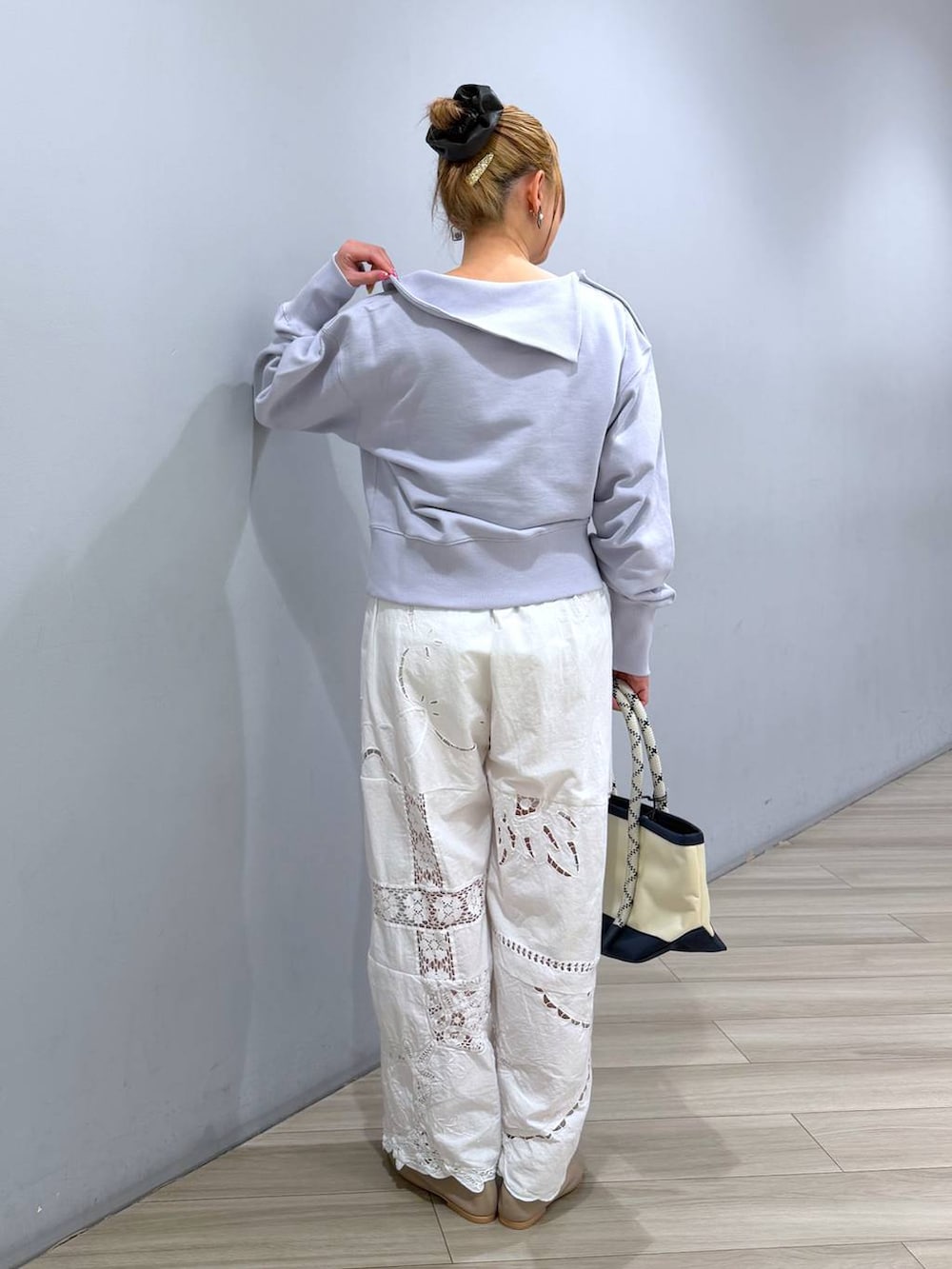 ブルー系のスウェット、ブルー系のトートバッグを着用したレディースの冬コーディネートの4枚目の写真