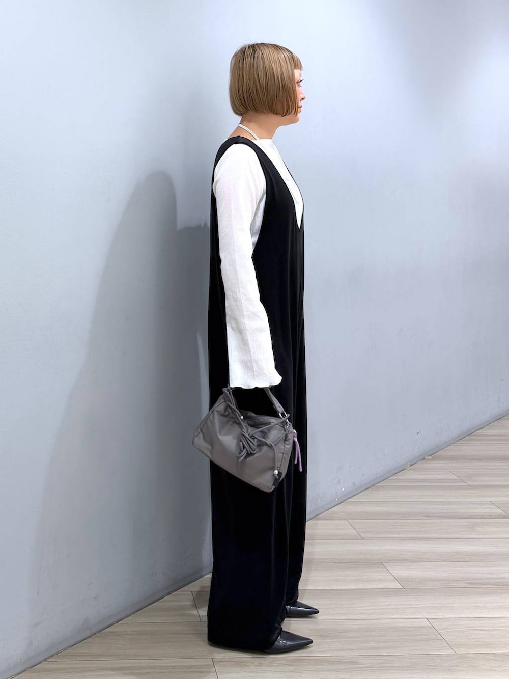 ブラック系のつなぎ/オールインワン、グレー系のシャツ/ブラウス、ホワイト系のTシャツ/カットソーを着用したレディースの秋コーディネートの7枚目の写真