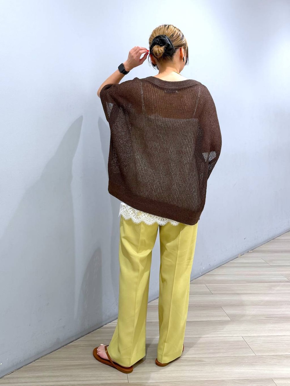 ブラウン系のTシャツ/カットソー、ホワイト系のキャミソール、イエロー系のスラックスを着用したレディースの春コーディネートの4枚目の写真