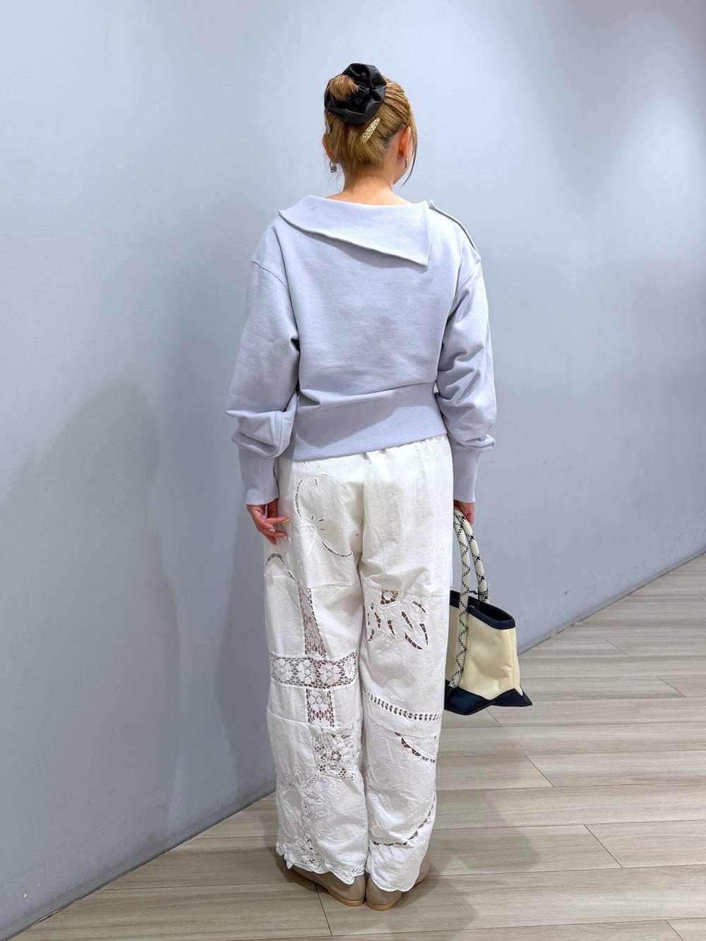 ブルー系のスウェット、ブルー系のトートバッグを着用したレディースの冬コーディネートの3枚目の写真