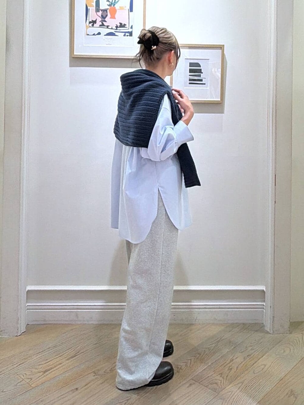 グレー系のスウェットパンツ、ブラック系のブーツ、ブルー系のシャツ/ブラウスを着用したレディースの冬コーディネートの2枚目の写真