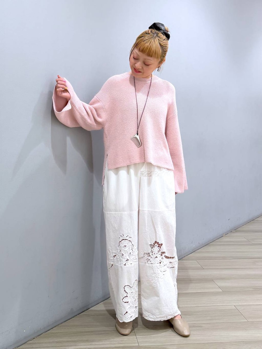 ピンク系のニット/セーターを着用したレディースの冬コーディネートの3枚目の写真