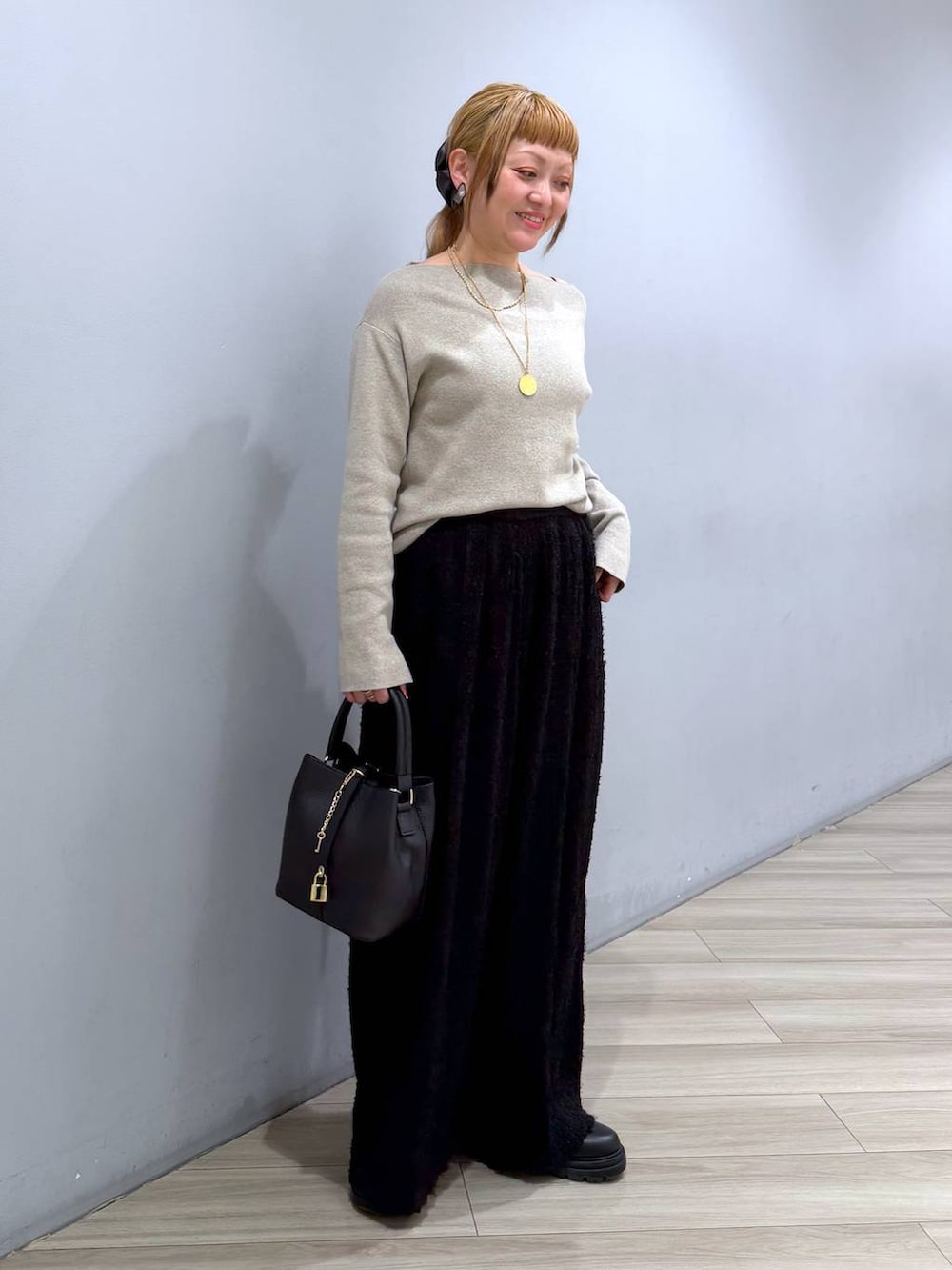 ブラック系のブーツ、ブラック系のその他パンツ、ブラック系のショルダーバッグを着用したレディースの冬コーディネートの5枚目の写真