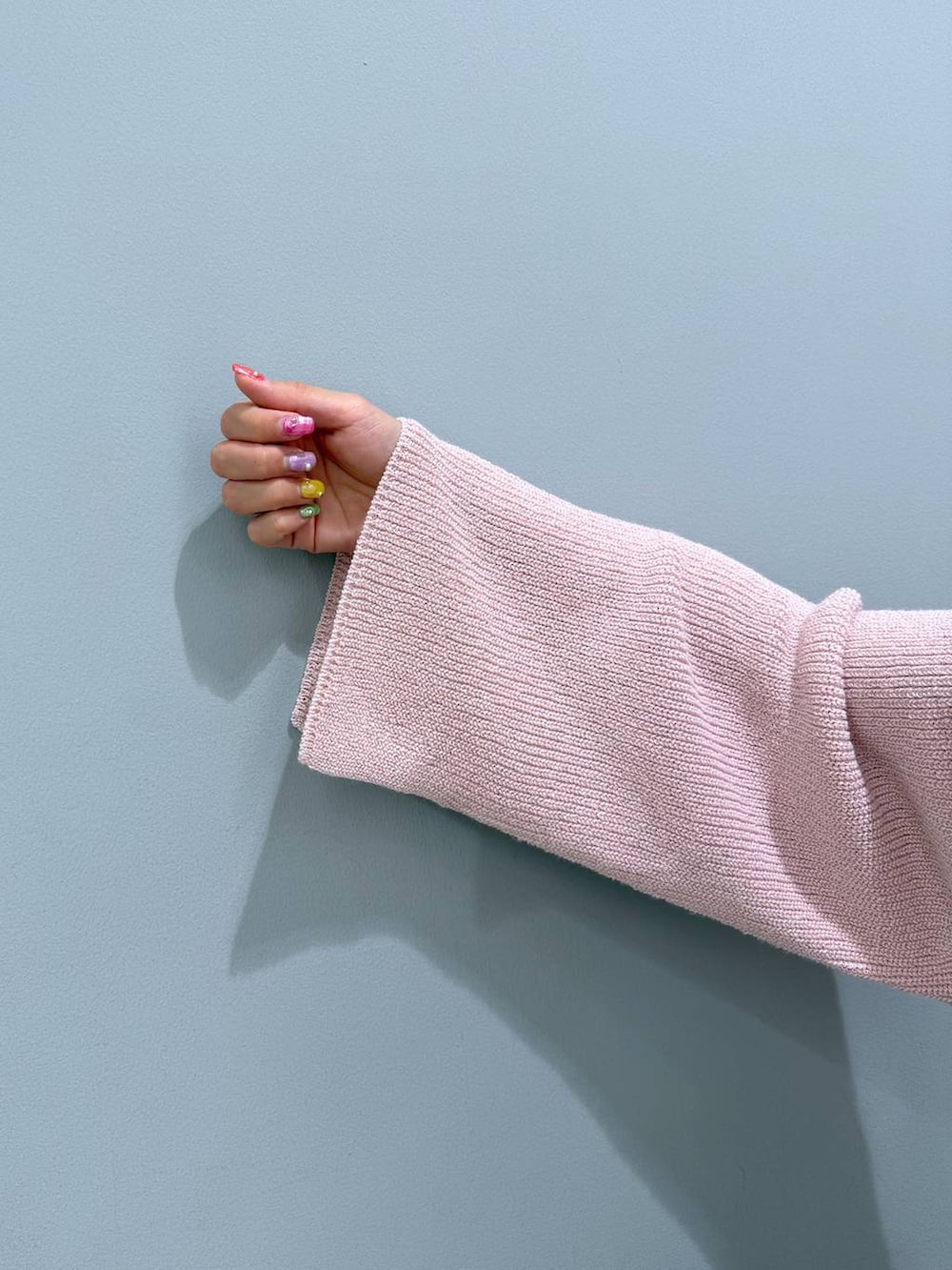 ピンク系のニット/セーターを着用したレディースの冬コーディネートの6枚目の写真