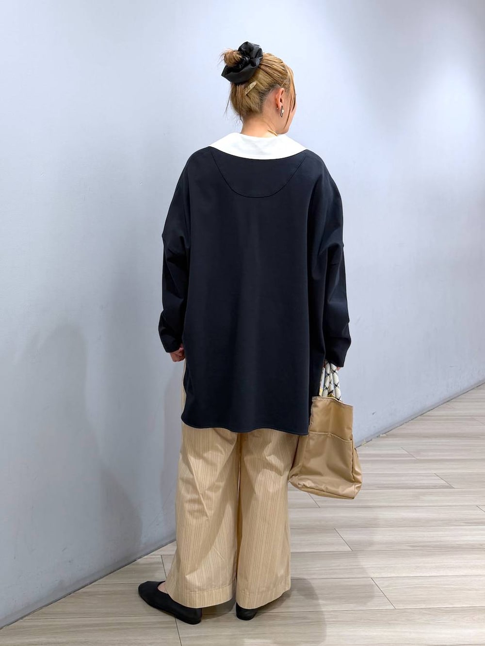 ベージュ系のトートバッグ、ブラック系のパンプス、ベージュ系のその他パンツを着用したレディースの春コーディネートの4枚目の写真