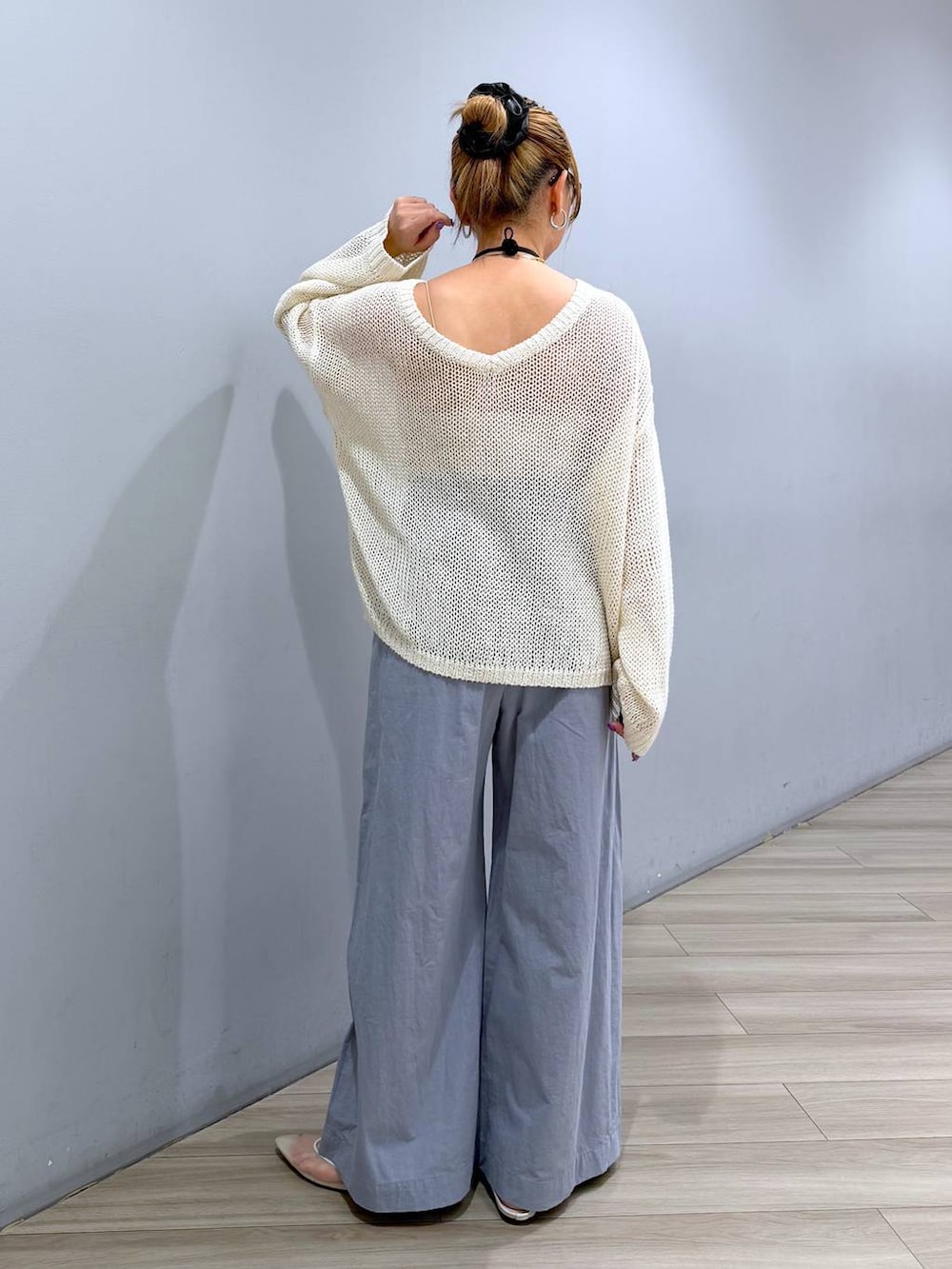 ベージュ系のパンプス、ホワイト系のニット/セーター、ブルー系のその他パンツを着用したレディースの春コーディネートの3枚目の写真