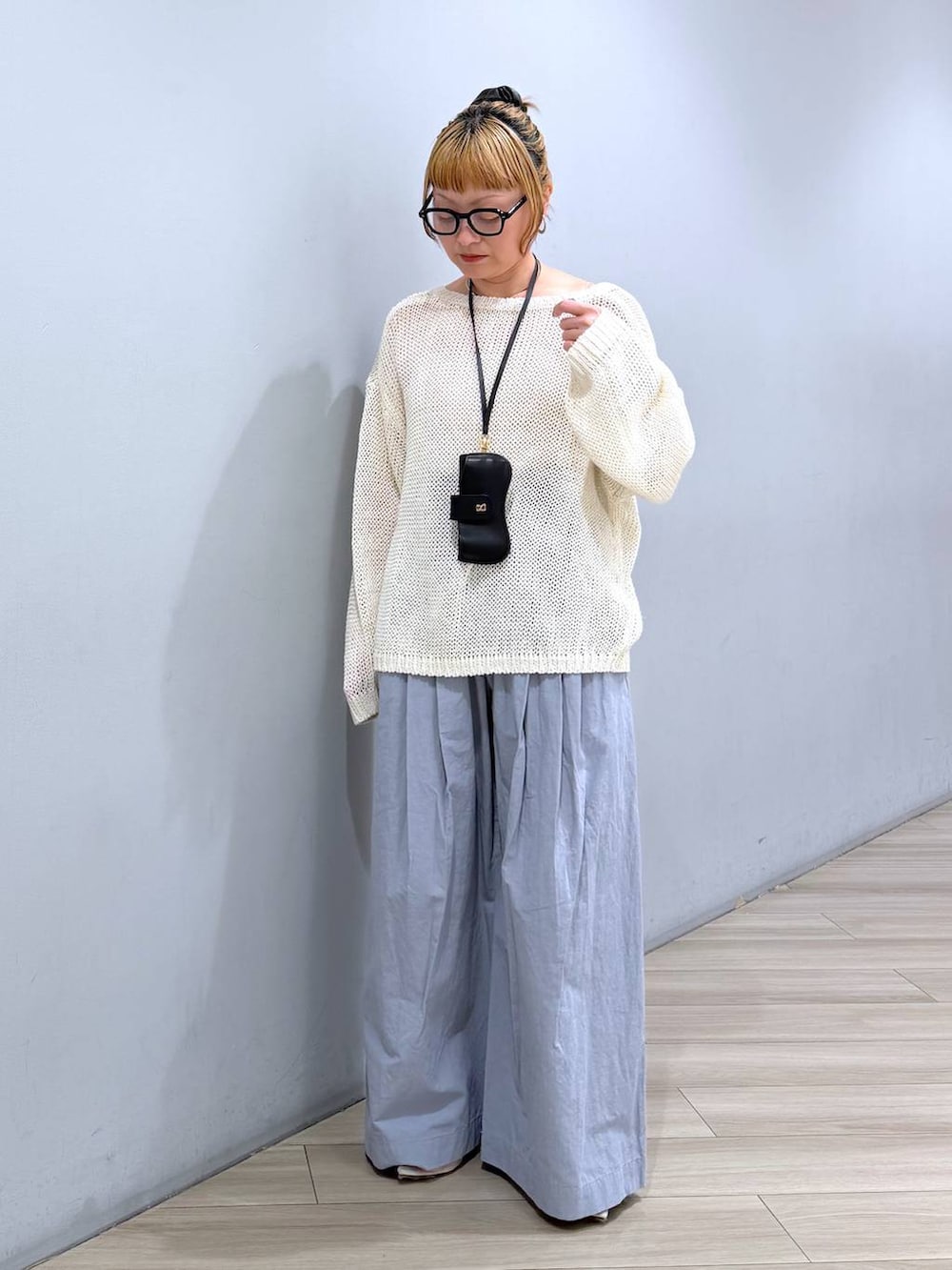 ベージュ系のパンプス、ホワイト系のニット/セーター、ブルー系のその他パンツを着用したレディースの春コーディネートの5枚目の写真