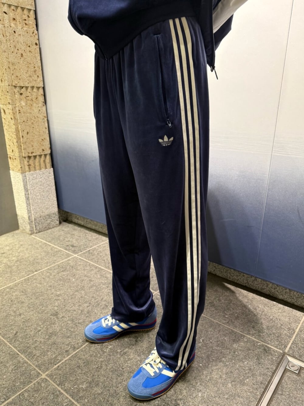 adidas originals ベロア トラックパンツ アディダス ベロア トラックパンツ - ブルー | アディダス ジャパン