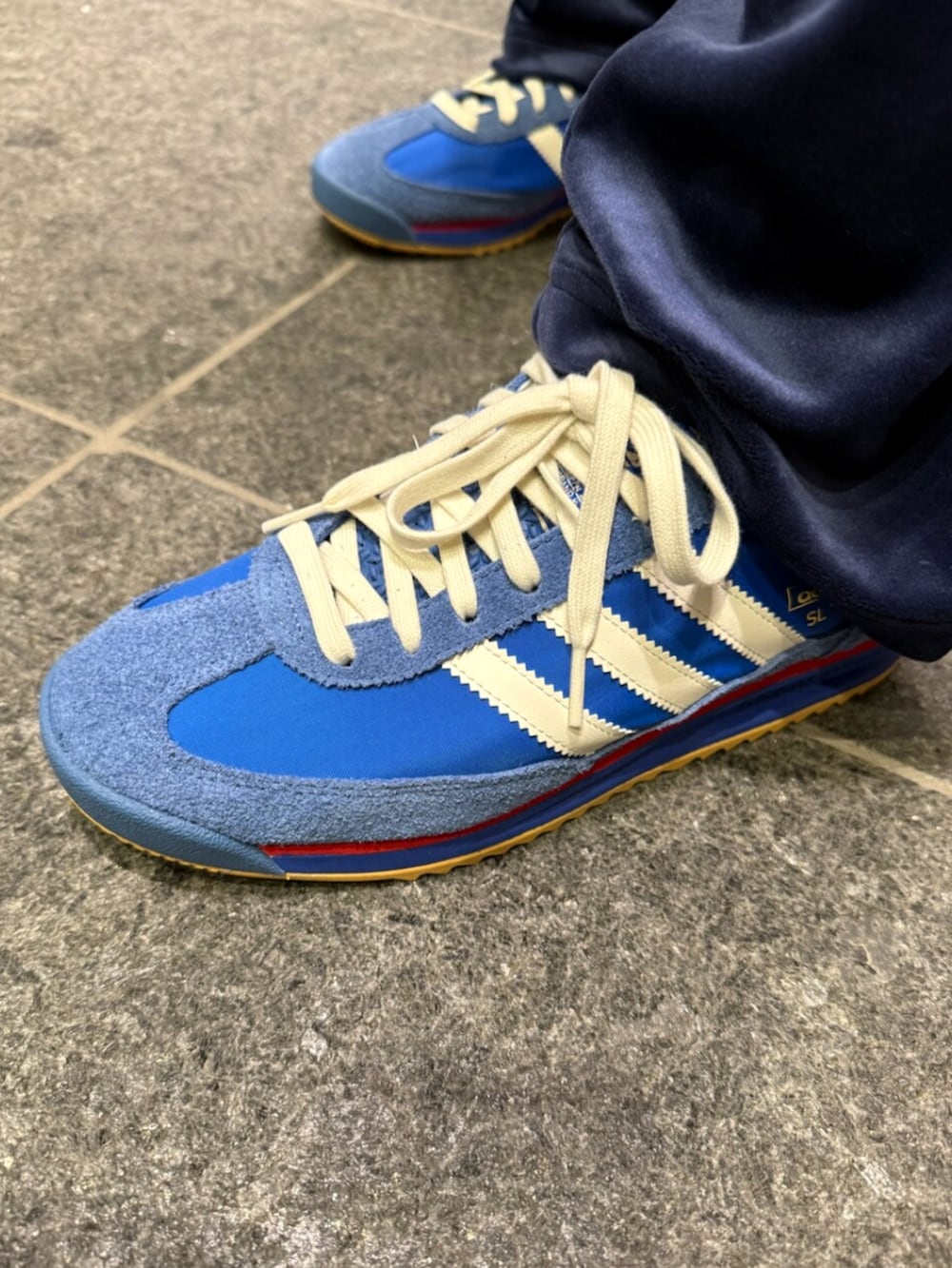 adidas originals ベロア トラックパンツ アディダス ベロア トラックパンツ - ブルー | アディダス ジャパン