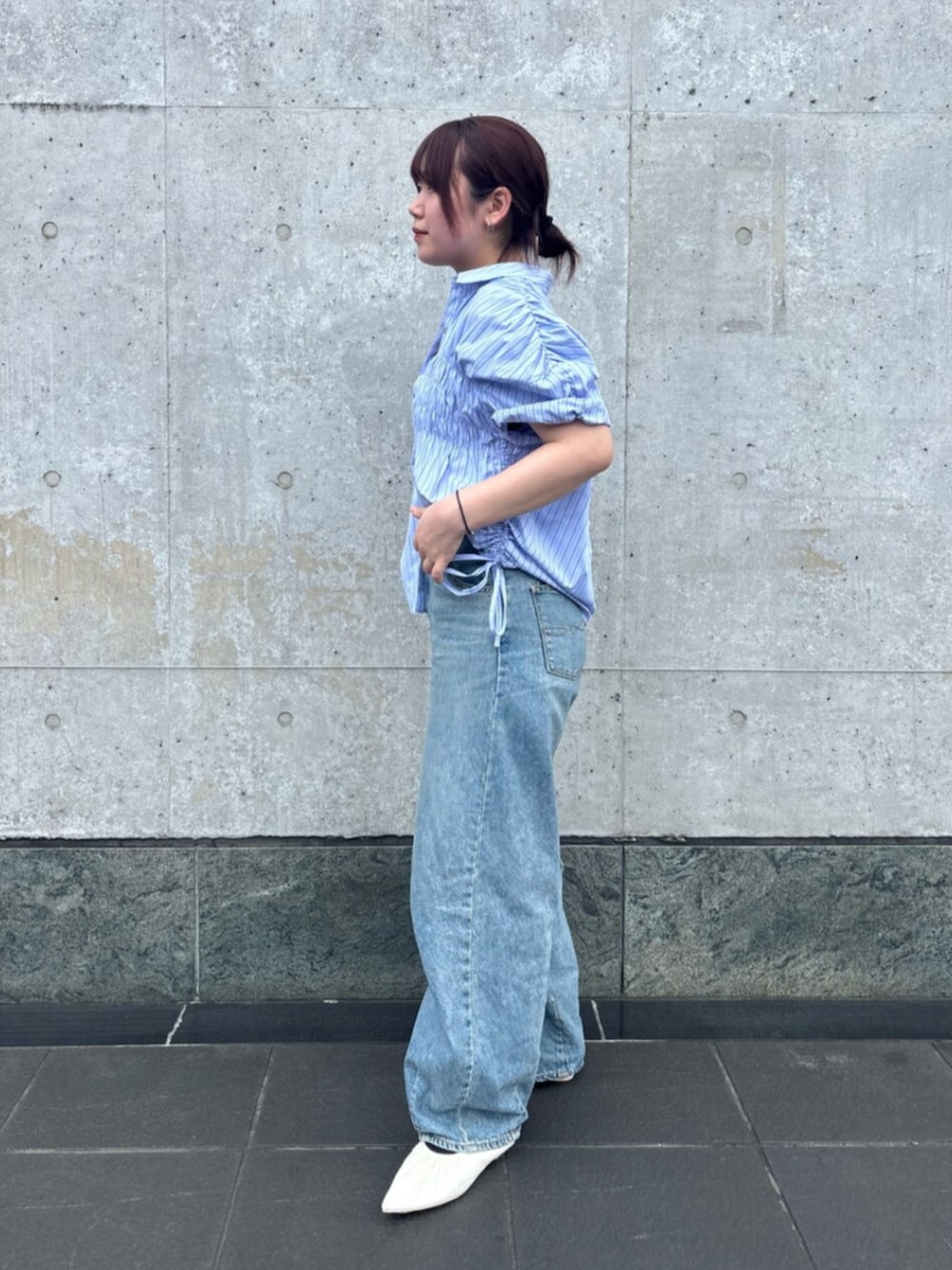 ホワイト系のパンプス、ブルー系のシャツ/ブラウス、ブルー系のデニムパンツを着用したレディースの夏コーディネートの2枚目の写真