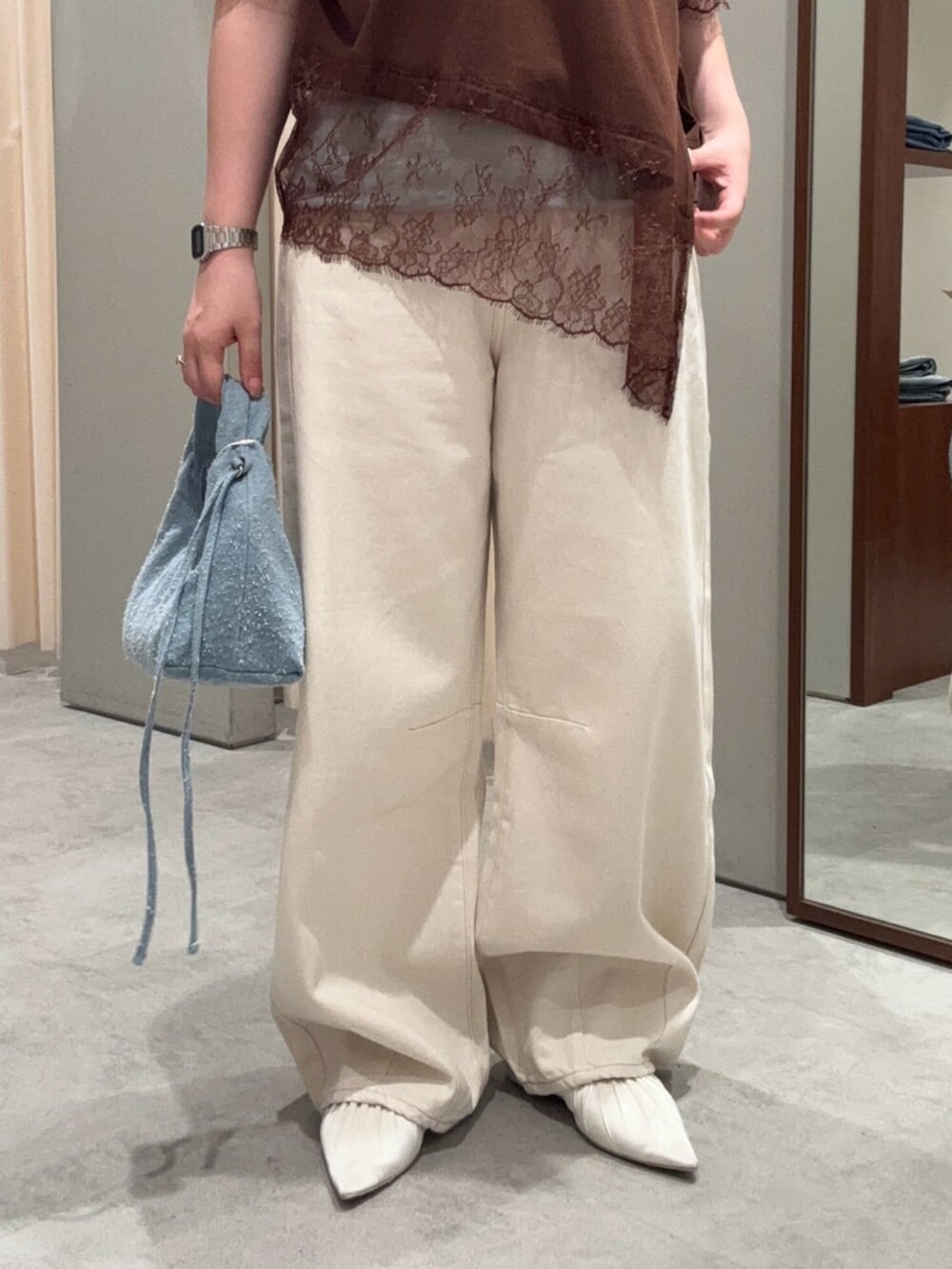 ホワイト系のパンプス、ブラウン系のTシャツ/カットソー、ブルー系のタンクトップを着用したレディースの夏コーディネートの5枚目の写真