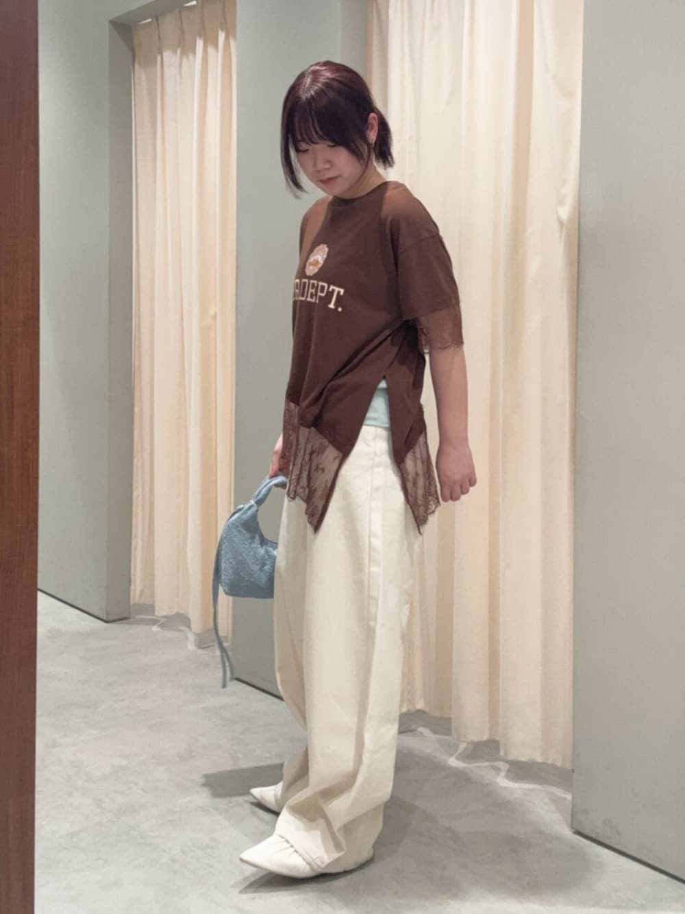 ホワイト系のパンプス、ブラウン系のTシャツ/カットソー、ブルー系のタンクトップを着用したレディースの夏コーディネートの2枚目の写真