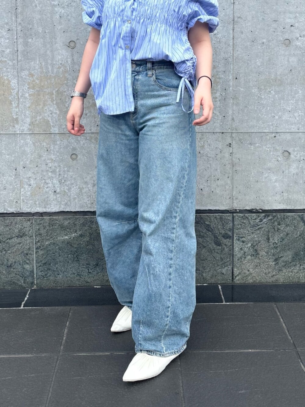 ホワイト系のパンプス、ブルー系のシャツ/ブラウス、ブルー系のデニムパンツを着用したレディースの夏コーディネートの5枚目の写真