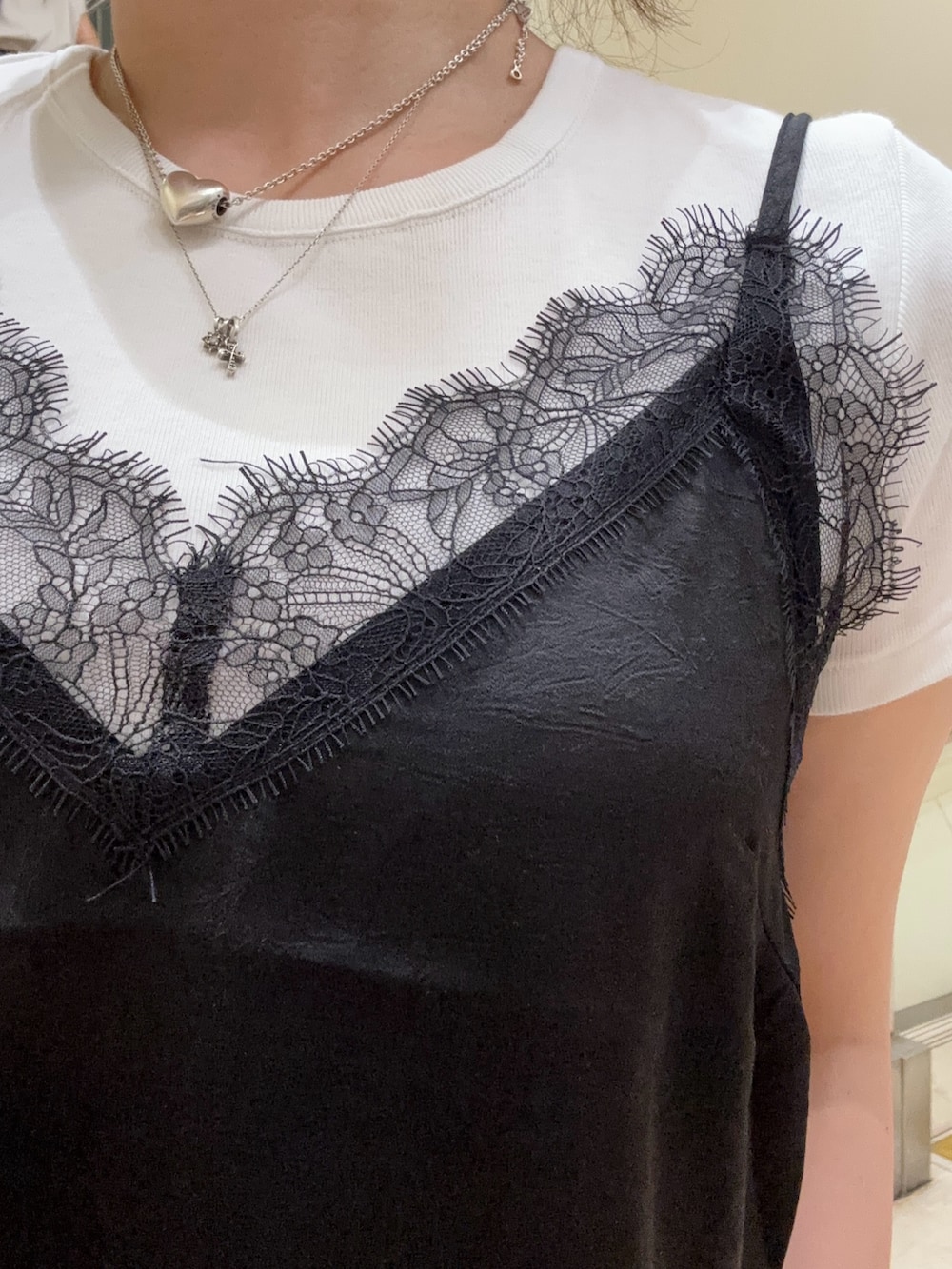 ホワイト系のデニムパンツ、ブラック系のブーツ、ブラック系のキャミソールを着用したレディースの春コーディネートの5枚目の写真