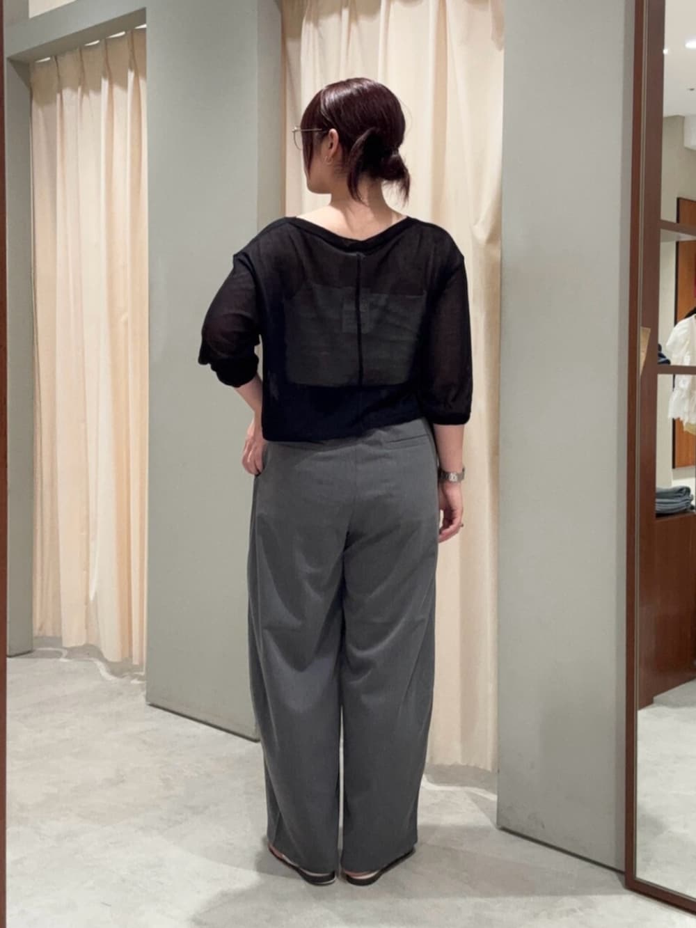 グレー系のその他パンツ、ブラック系のニット/セーター、ホワイト系のシャツ/ブラウスを着用したレディースの夏コーディネートの2枚目の写真