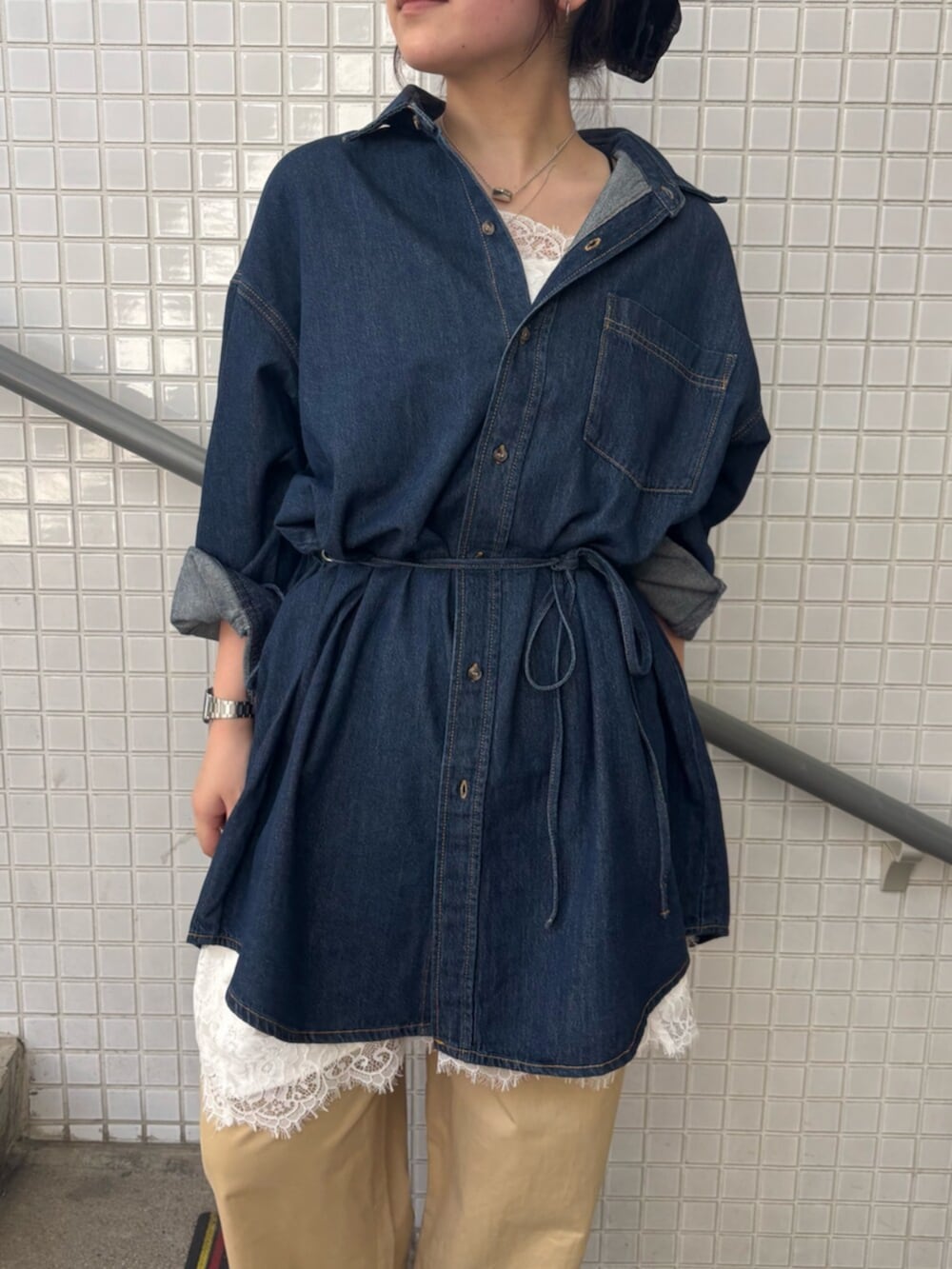ブルー系のワンピース、ホワイト系のワンピース、ベージュ系のその他パンツを着用したレディースの夏コーディネートの4枚目の写真