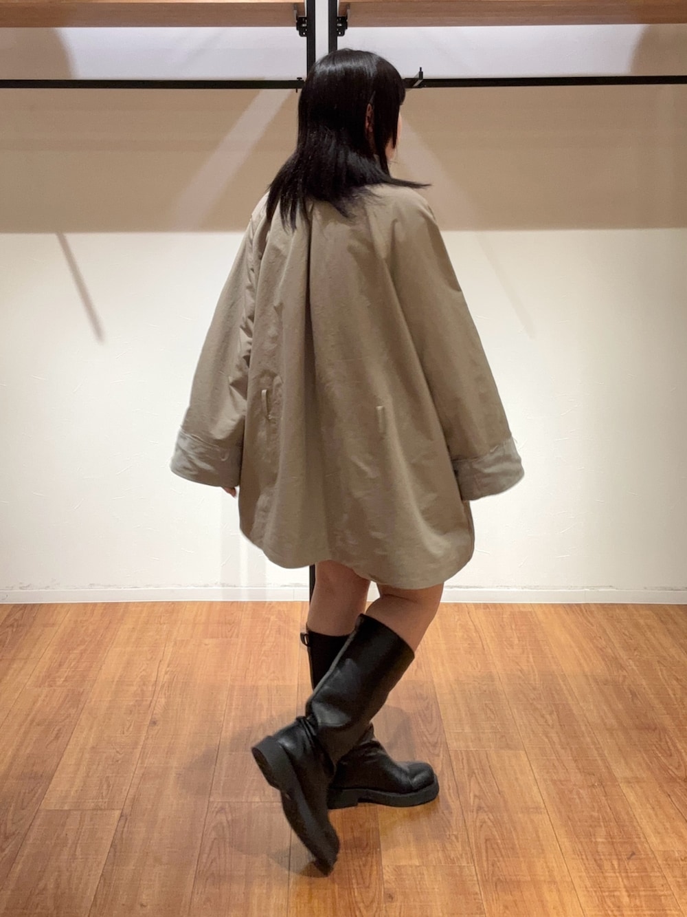 ベージュ系のその他パンツ、グリーン系のトレンチコート、ブラック系のブーツを着用したレディースの春コーディネートの4枚目の写真