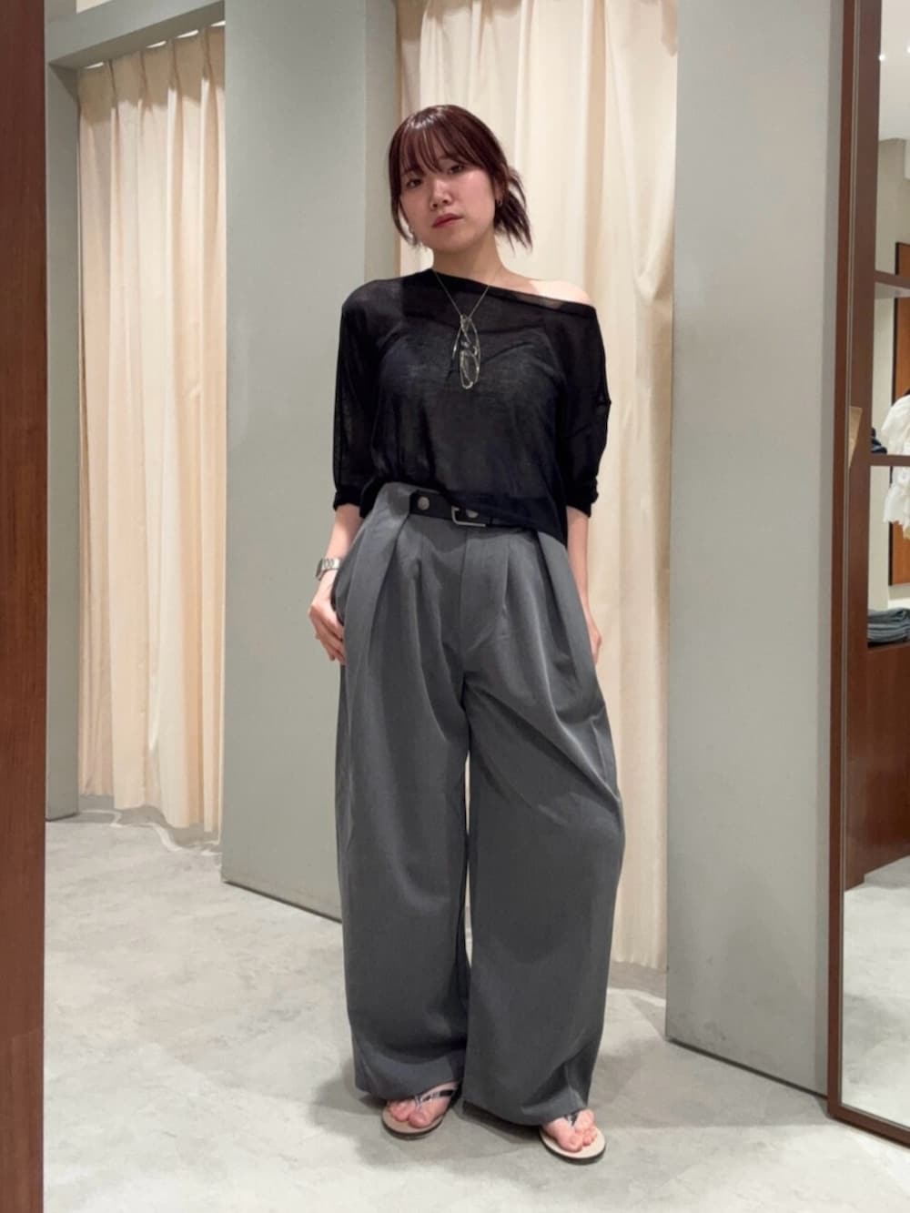 グレー系のその他パンツ、ブラック系のニット/セーター、ホワイト系のシャツ/ブラウスを着用したレディースの夏コーディネートの5枚目の写真