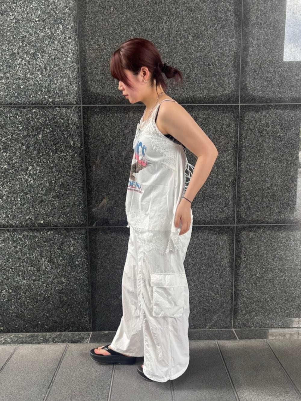 ホワイト系のキャミソール、ホワイト系のその他パンツ、ブラック系のその他シューズを着用したレディースの夏コーディネートの2枚目の写真