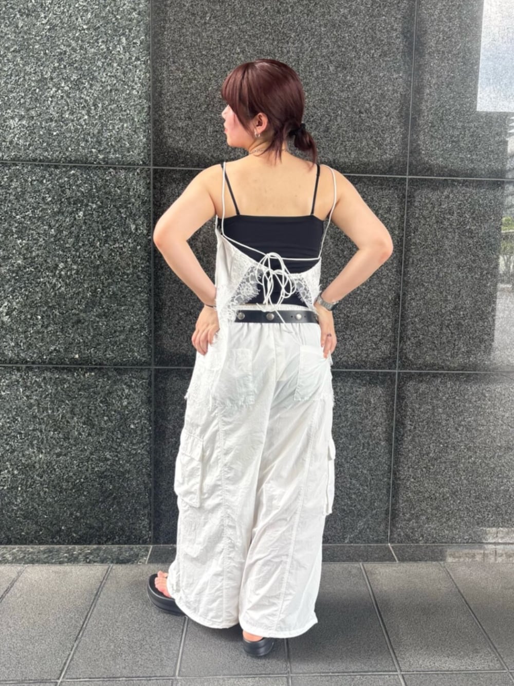 ホワイト系のキャミソール、ホワイト系のその他パンツ、ブラック系のその他シューズを着用したレディースの夏コーディネートの3枚目の写真