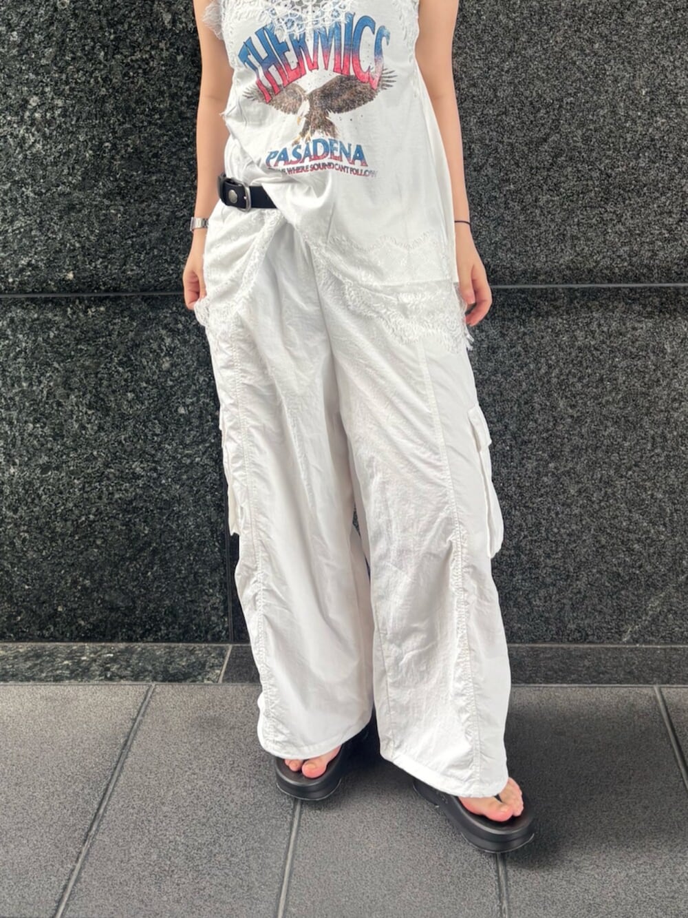 ホワイト系のキャミソール、ホワイト系のその他パンツ、ブラック系のその他シューズを着用したレディースの夏コーディネートの5枚目の写真