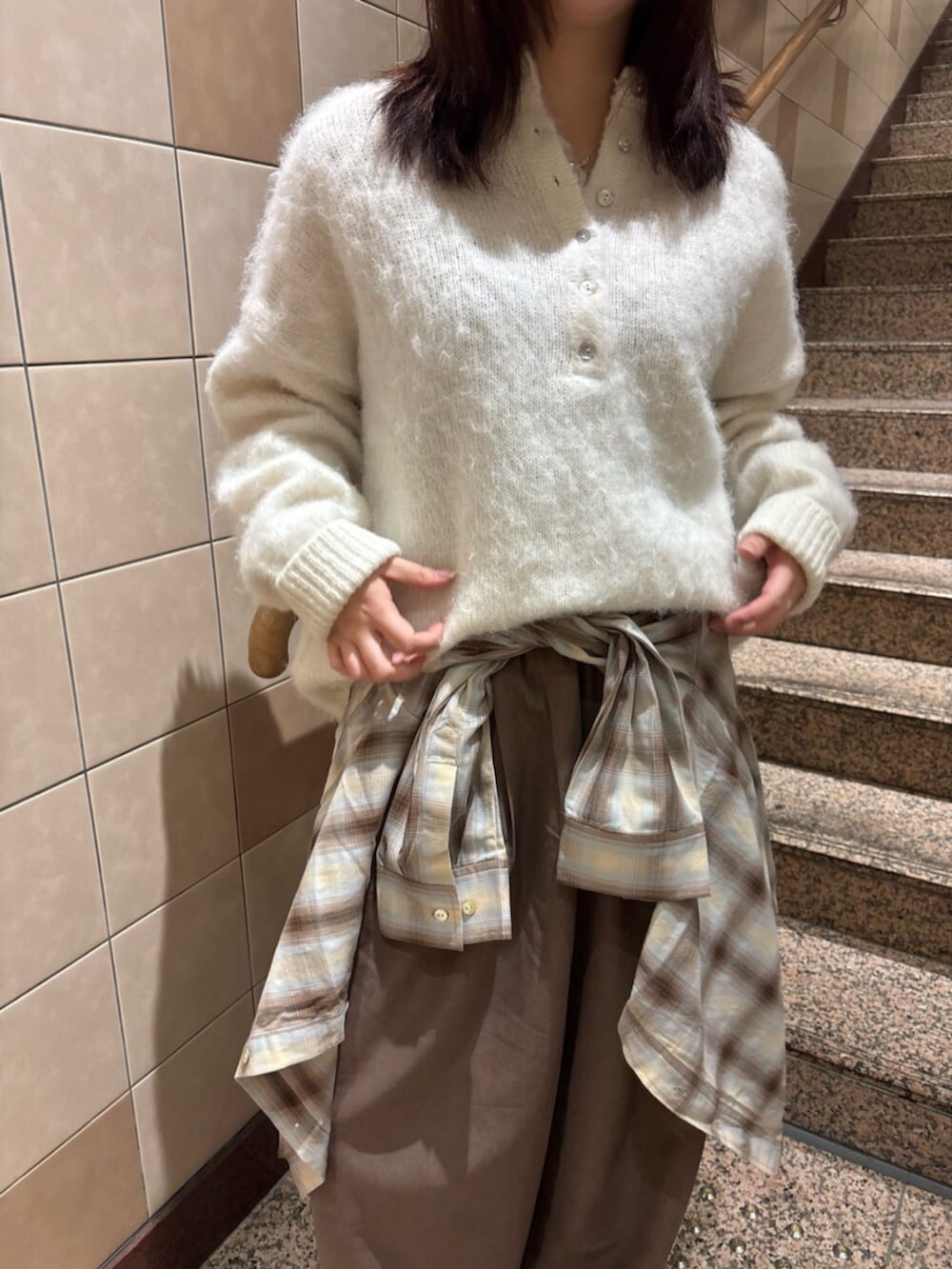 ホワイト系のニット/セーター、ブラウン系のシャツ/ブラウス、ブラウン系のその他パンツを着用したレディースの冬コーディネートの4枚目の写真