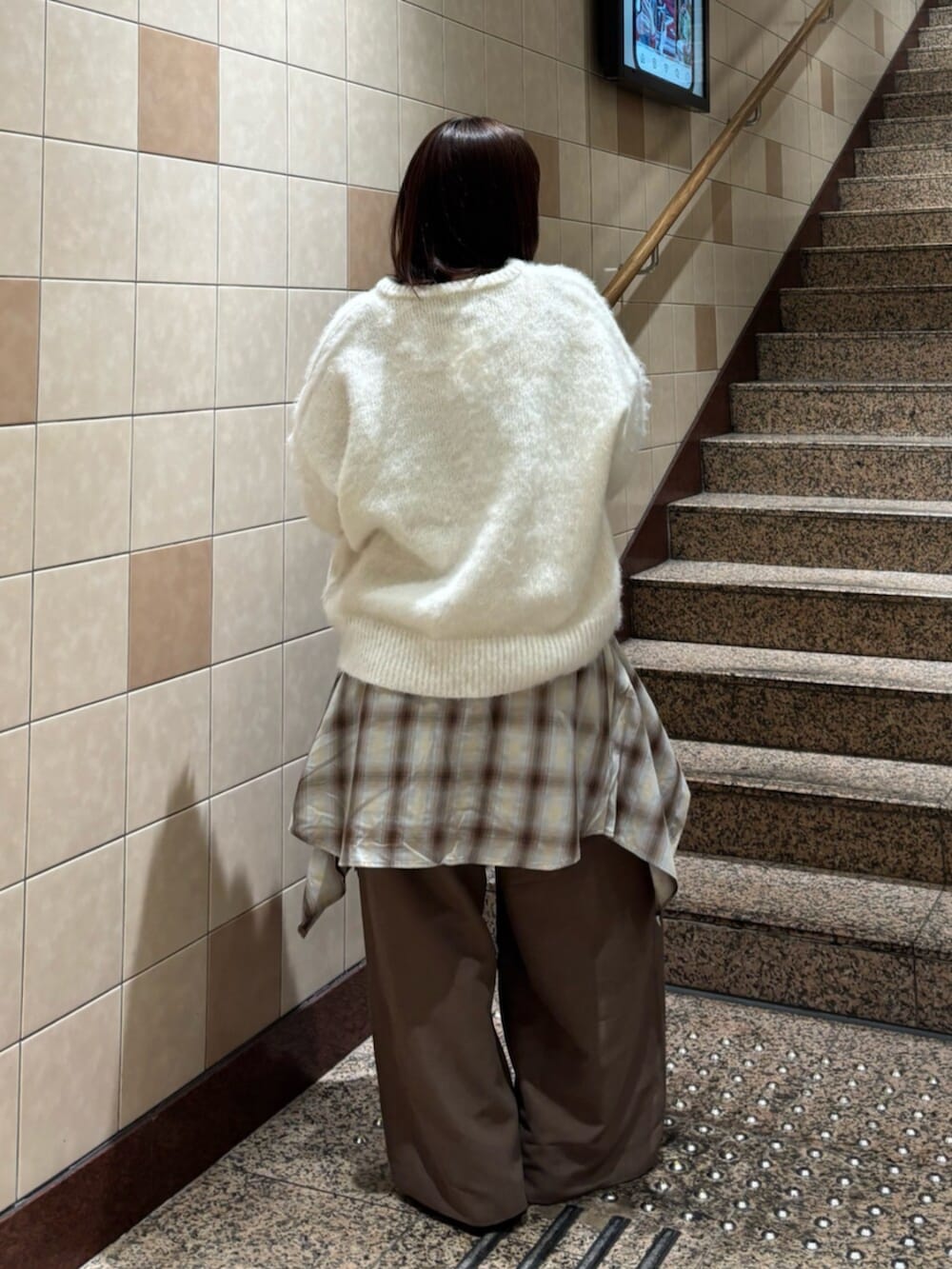 ホワイト系のニット/セーター、ブラウン系のシャツ/ブラウス、ブラウン系のその他パンツを着用したレディースの冬コーディネートの3枚目の写真