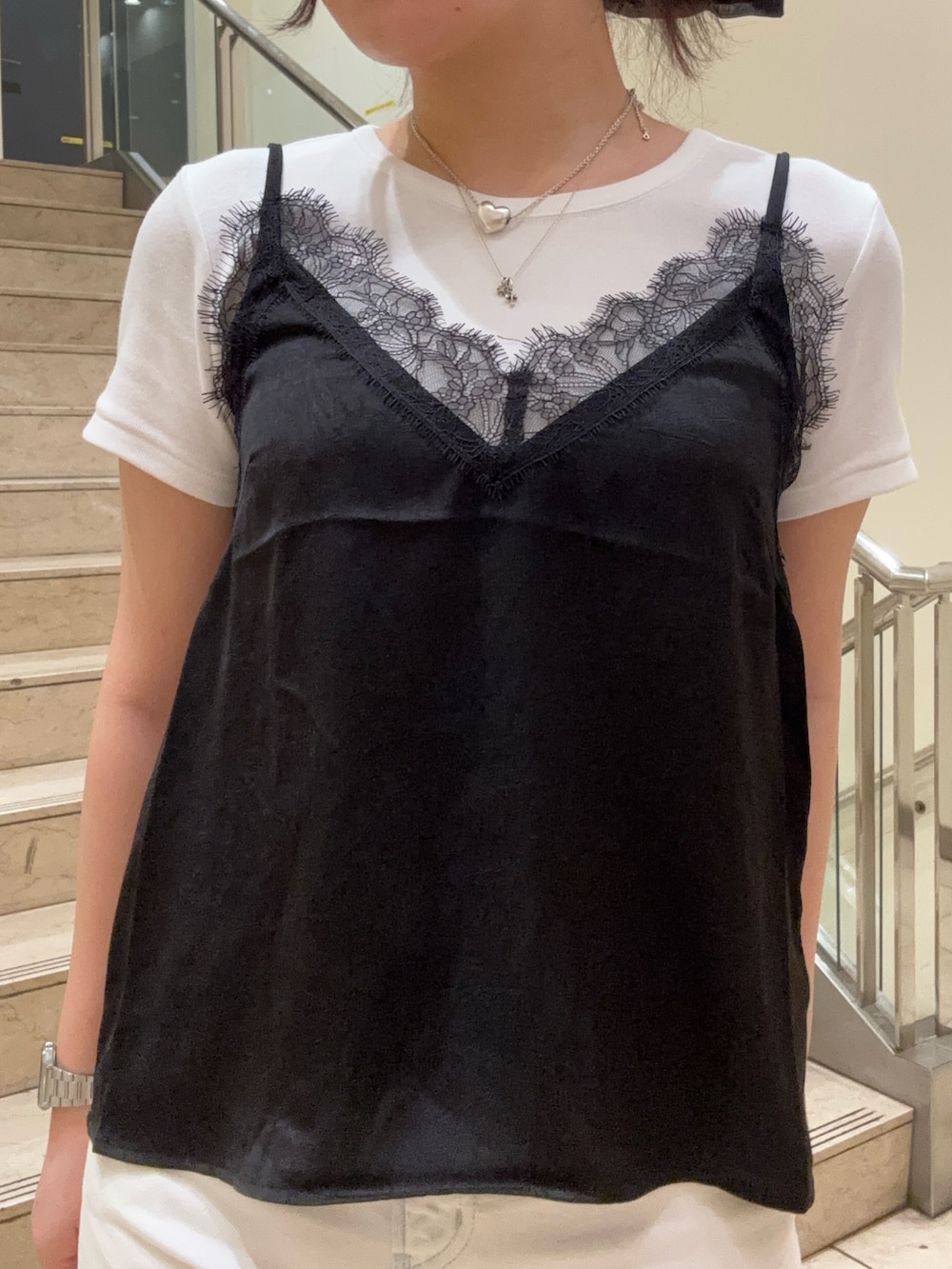 ホワイト系のデニムパンツ、ブラック系のブーツ、ブラック系のキャミソールを着用したレディースの春コーディネートの4枚目の写真