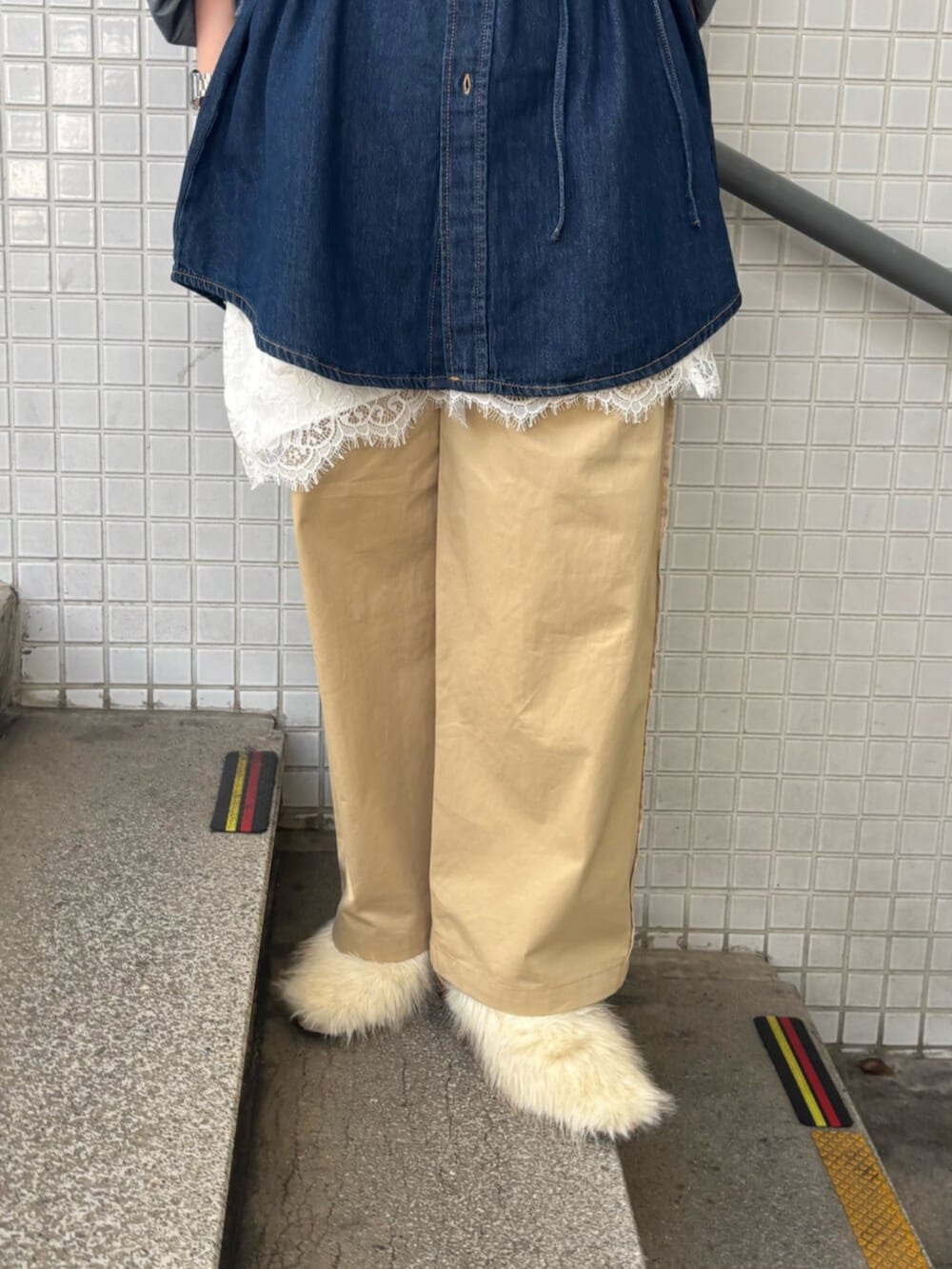 ブルー系のワンピース、ホワイト系のワンピース、ベージュ系のその他パンツを着用したレディースの夏コーディネートの5枚目の写真