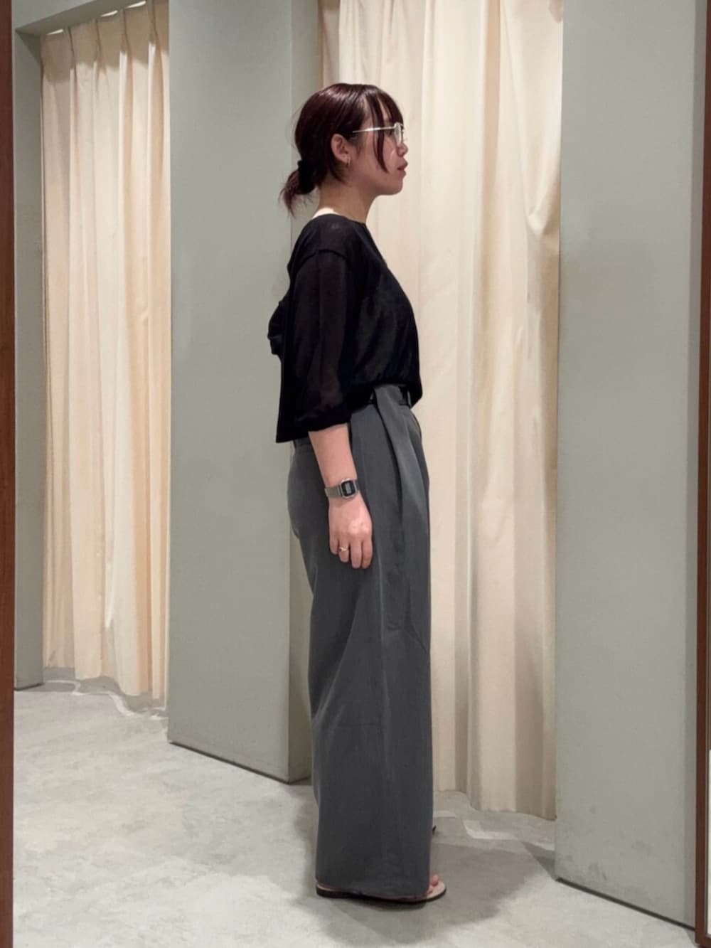 グレー系のその他パンツ、ブラック系のニット/セーター、ホワイト系のシャツ/ブラウスを着用したレディースの夏コーディネートの3枚目の写真
