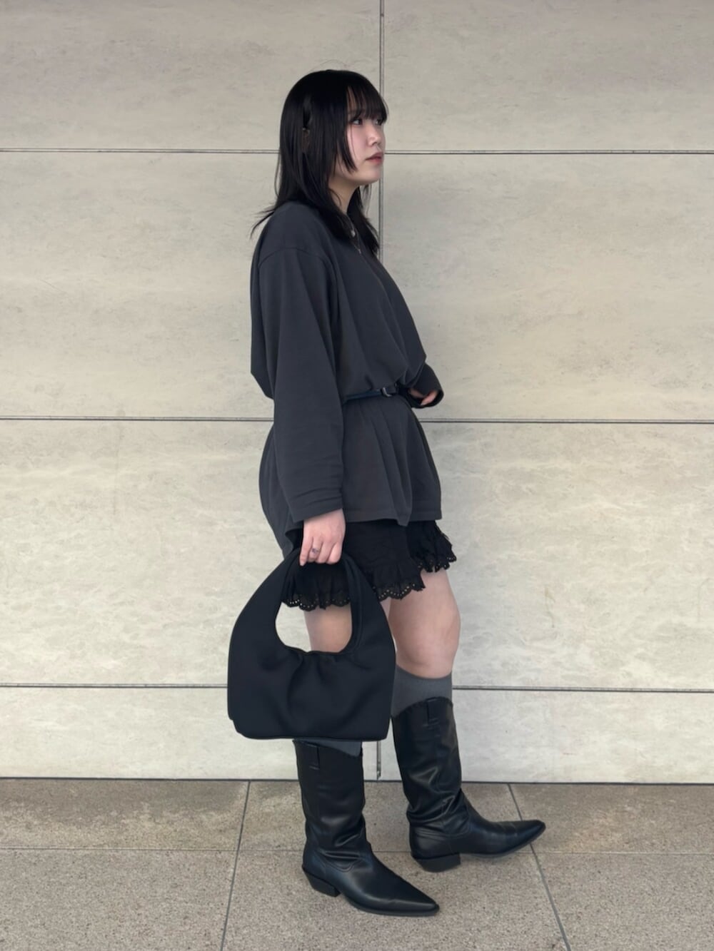 グレー系のTシャツ/カットソー、ブラック系のその他パンツ、ブラック系のブーツを着用したレディースの春コーディネートの2枚目の写真