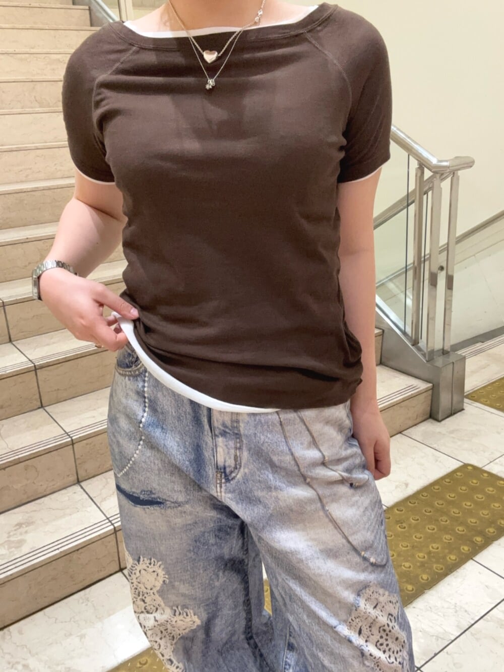ブラック系のブーツ、ブルー系のデニムパンツ、ブラウン系のTシャツ/カットソーを着用したレディースの夏コーディネートの4枚目の写真