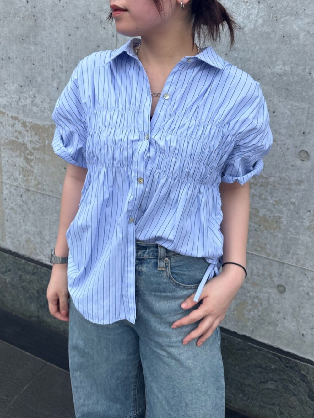 ホワイト系のパンプス、ブルー系のシャツ/ブラウス、ブルー系のデニムパンツを着用したレディースの夏コーディネートの4枚目の写真