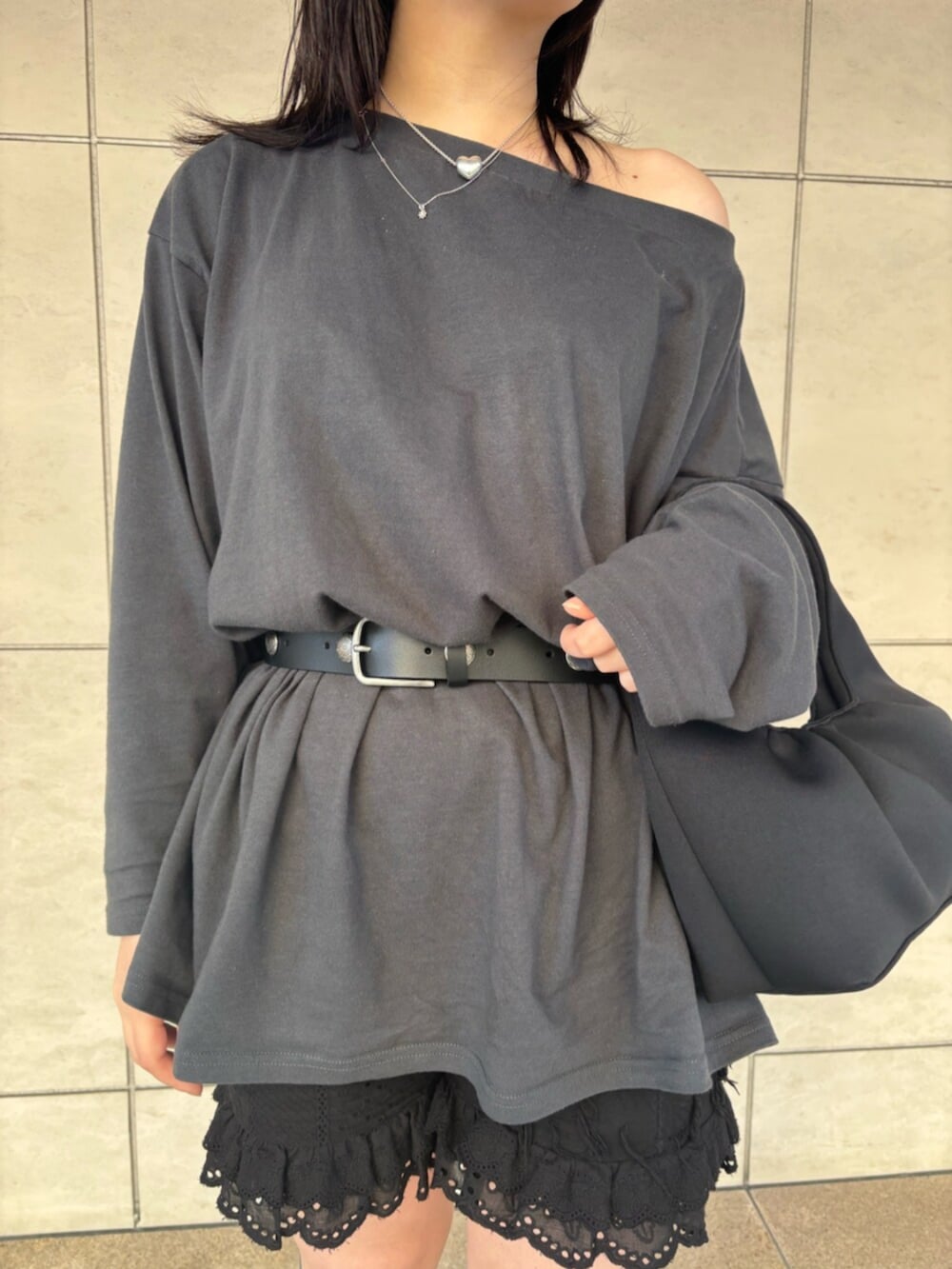 グレー系のTシャツ/カットソー、ブラック系のその他パンツ、ブラック系のブーツを着用したレディースの春コーディネートの4枚目の写真