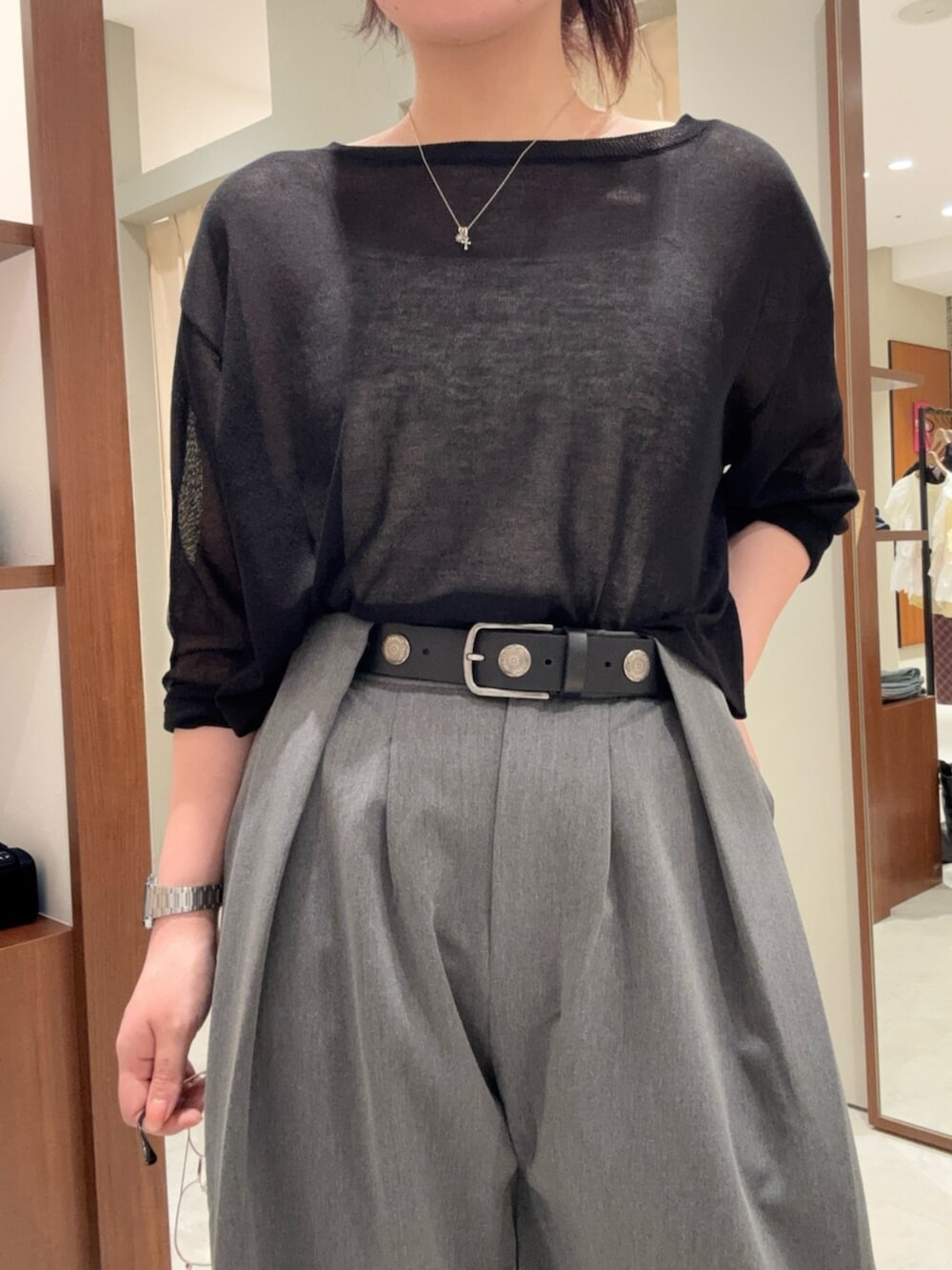 グレー系のその他パンツ、ブラック系のニット/セーター、ホワイト系のシャツ/ブラウスを着用したレディースの夏コーディネートの4枚目の写真