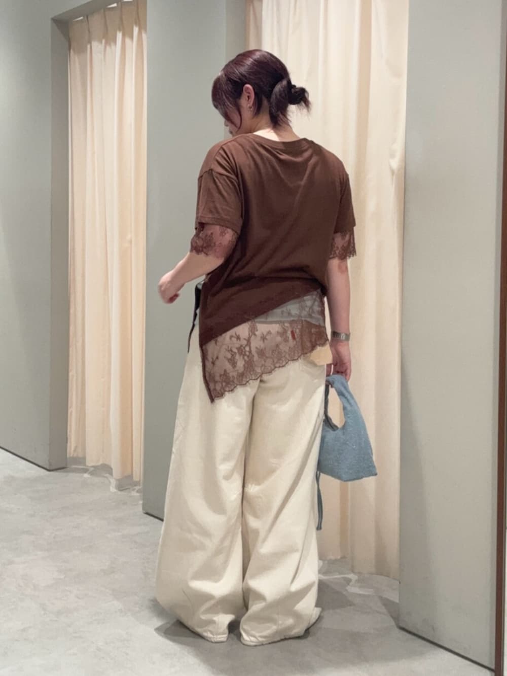 ホワイト系のパンプス、ブラウン系のTシャツ/カットソー、ブルー系のタンクトップを着用したレディースの夏コーディネートの3枚目の写真