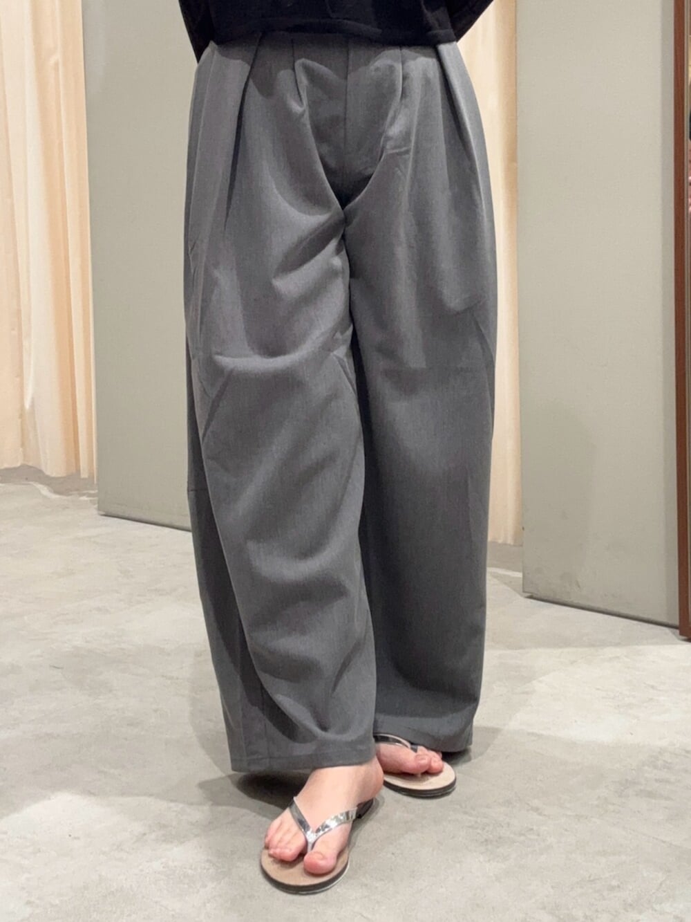 グレー系のその他パンツ、ブラック系のニット/セーター、ホワイト系のシャツ/ブラウスを着用したレディースの夏コーディネートの6枚目の写真