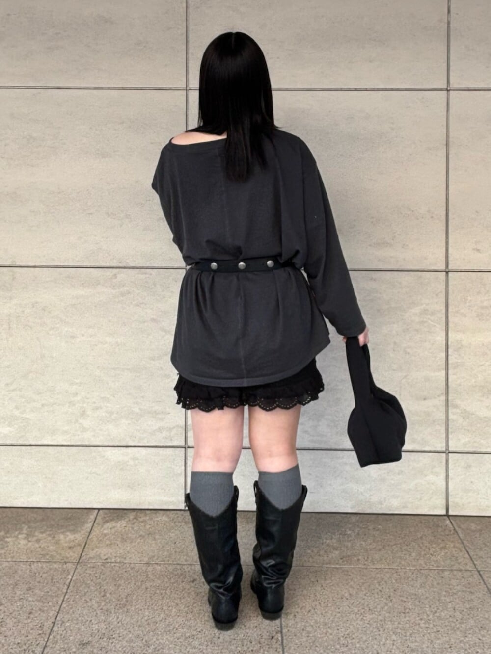 グレー系のTシャツ/カットソー、ブラック系のその他パンツ、ブラック系のブーツを着用したレディースの春コーディネートの3枚目の写真