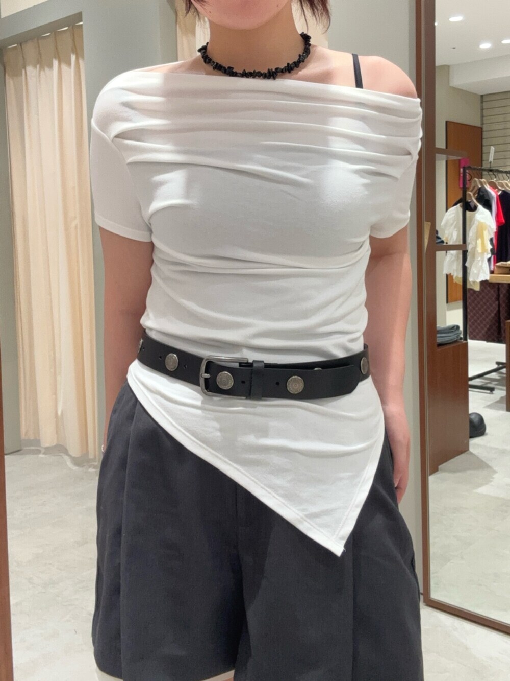 ブラック系のブーツ、グレー系のその他パンツ、ホワイト系のTシャツ/カットソーを着用したレディースの夏コーディネートの4枚目の写真