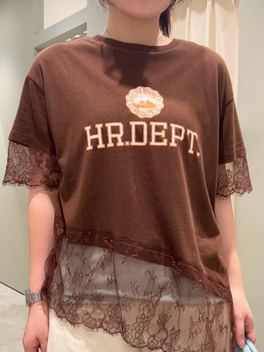 ホワイト系のパンプス、ブラウン系のTシャツ/カットソー、ブルー系のタンクトップを着用したレディースの夏コーディネートの4枚目の写真
