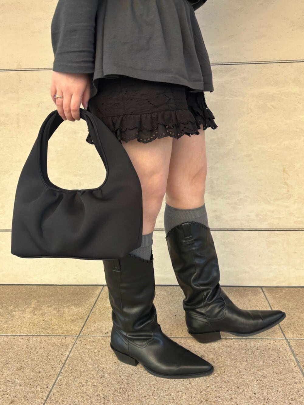 グレー系のTシャツ/カットソー、ブラック系のその他パンツ、ブラック系のブーツを着用したレディースの春コーディネートの5枚目の写真